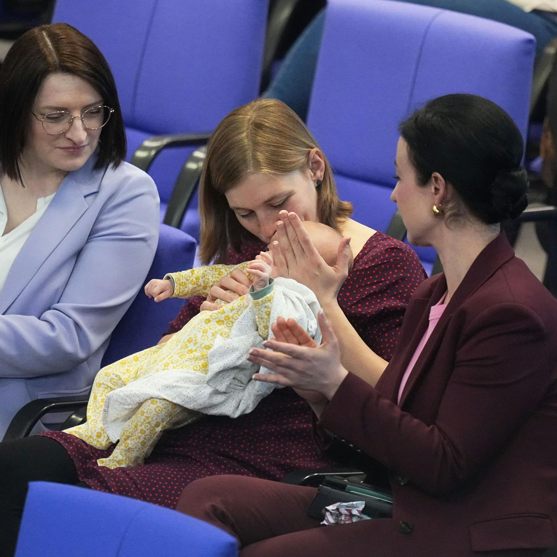 Die Abgeordnete Hanna Steinmüller (M., Bündnis 90/Die Grünen) kümmert sich um ihr Baby.