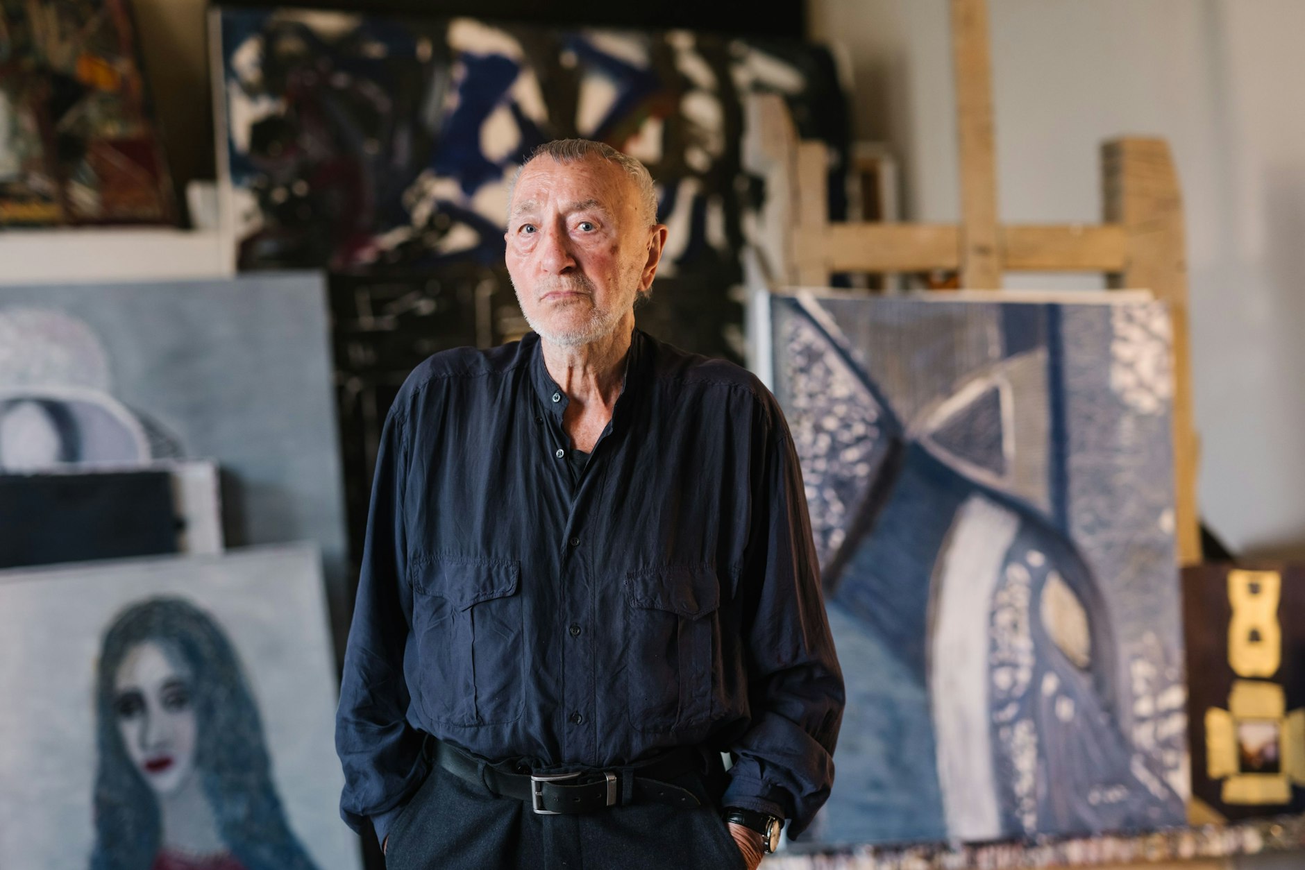 Jürgen Böttcher steht in seiner Wohnung in Berlin-Karlshorst vor seinen Gemälden.