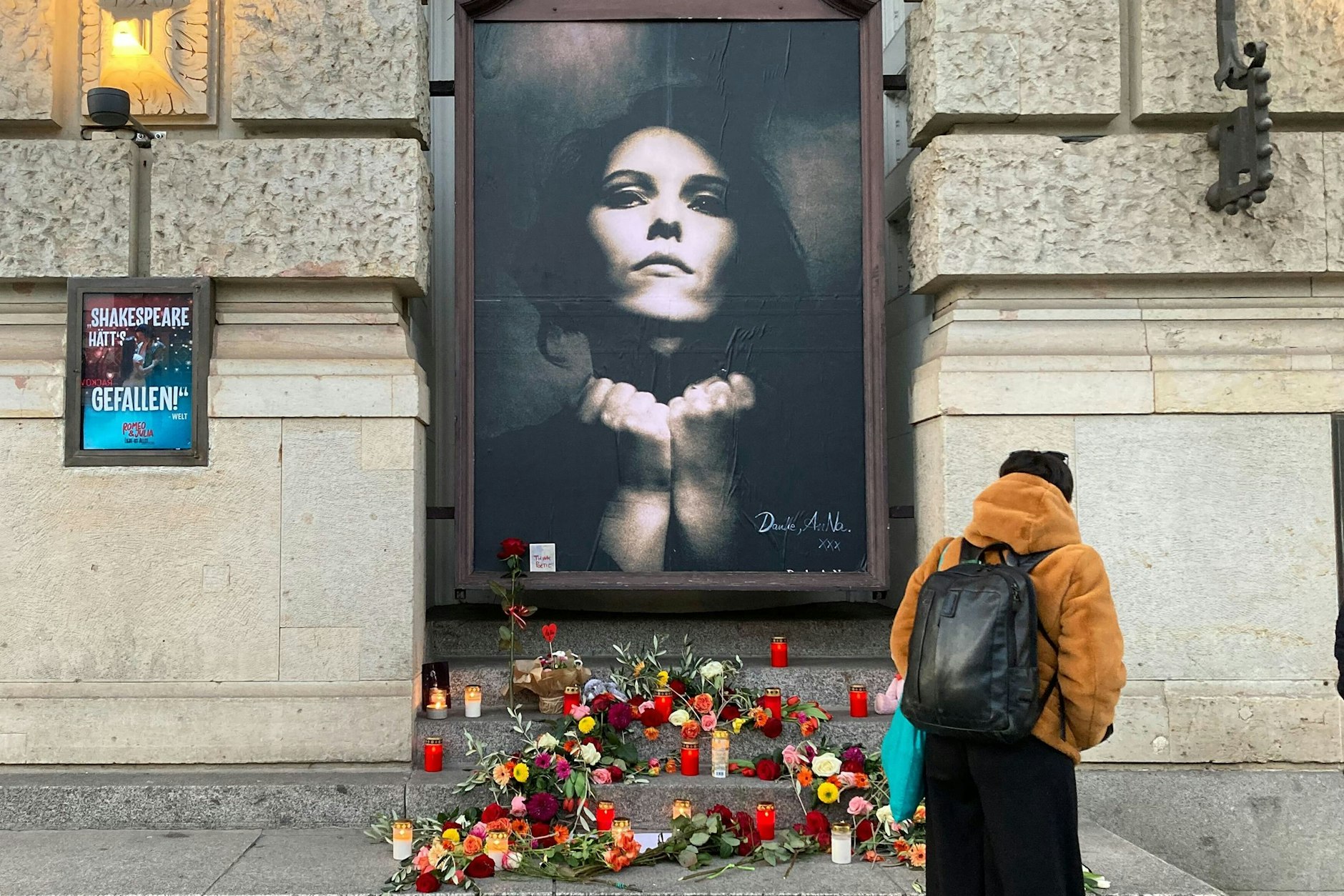 Ein Gedenkort für die verstorbene Rosenstolz-Sängerin Anna R. am Theater des Westens.