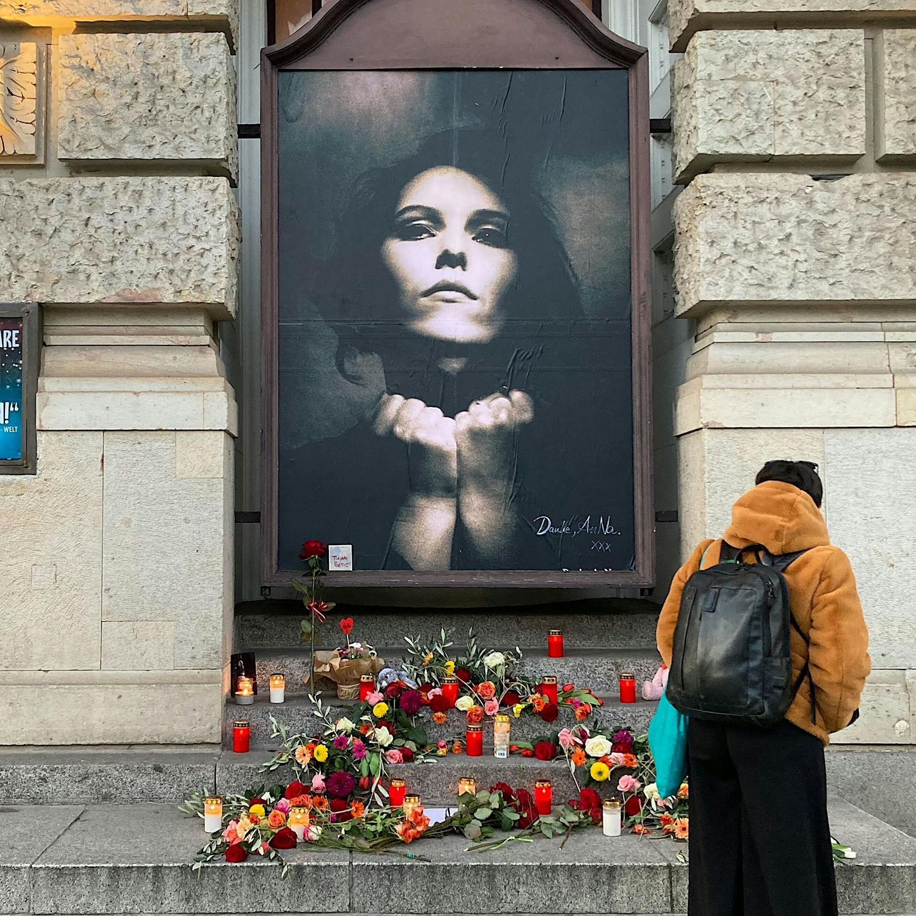 Tod von Rosenstolz-Sängerin AnNa R.: Gedenkort am Theater des Westens in Charlottenburg