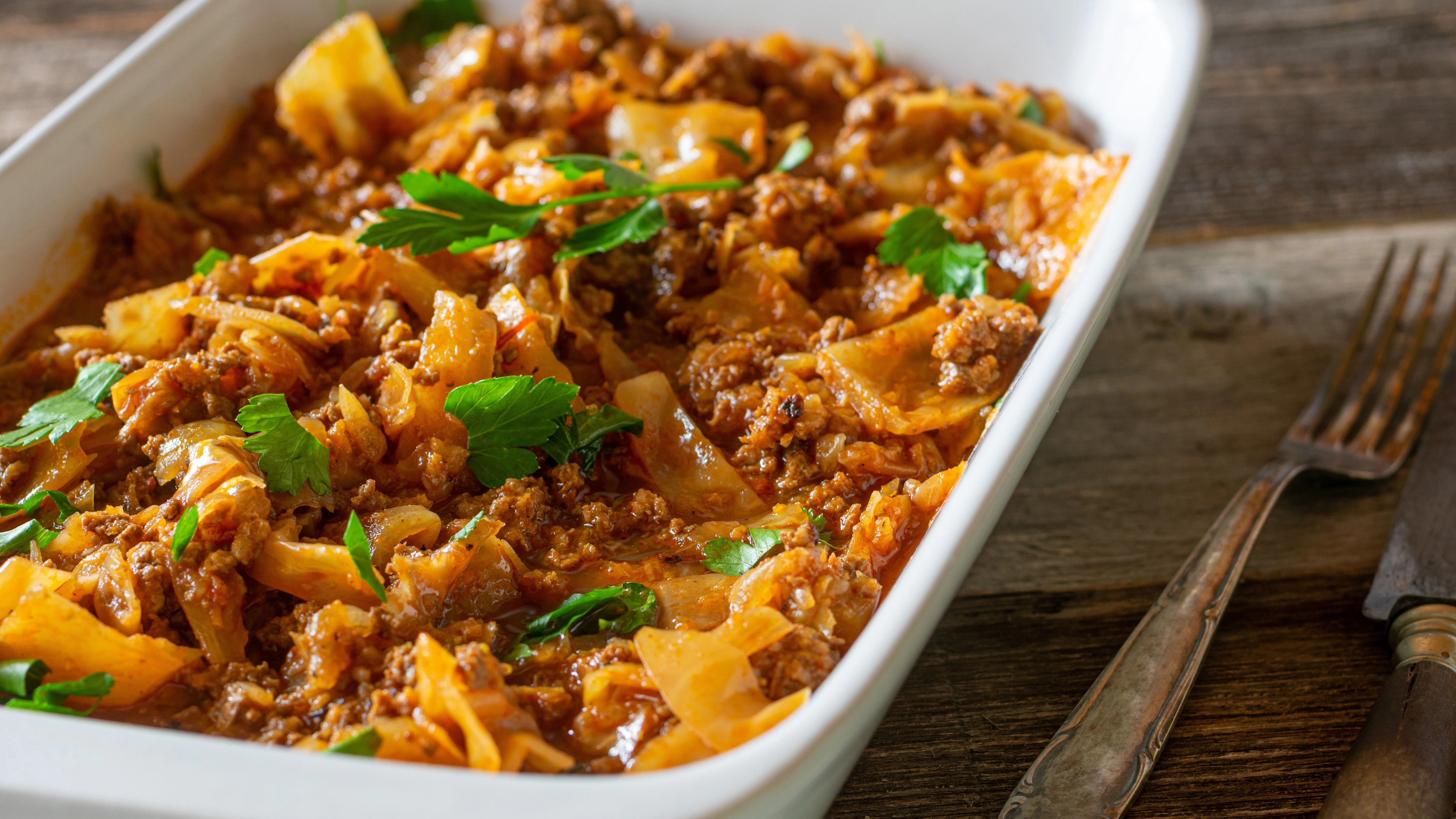 Diese leckere Pfanne mit Kohl und Hackfleisch trägt auch den Namen Faule Hausfrau - weil das Rezept richtig einfach ist.