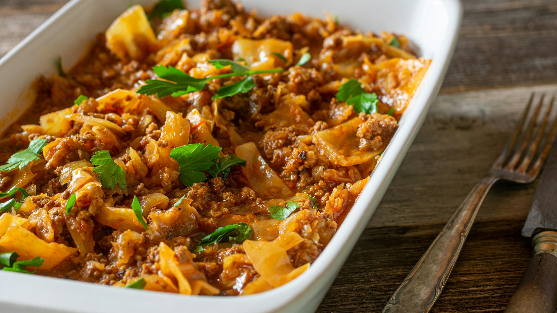 Diese leckere Pfanne mit Kohl und Hackfleisch trägt auch den Namen Faule Hausfrau - weil das Rezept richtig einfach ist.