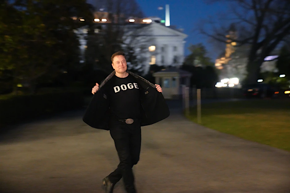Elon Musk – ein Mann eine Botschaft: DOGE ist nicht nur der Name einer Krytowährung, für die der Milliardär gern&nbsp; wirbt. Es ist auch das Kürzel jener Abteilung, die unter ihm für Präsident Trump die US-Behörden zusammenstreicht.