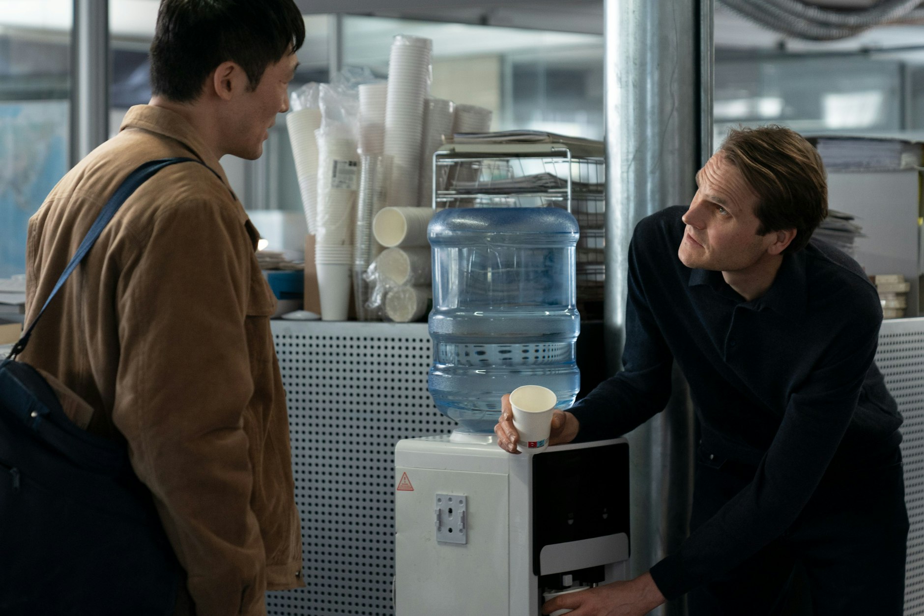 Der dänische Journalist Jesper Liholt (Thomas Hwan, l.) sucht seinen deutschen Kollegen Christoph Fromm (Fabian Hinrichs, r.) auf.