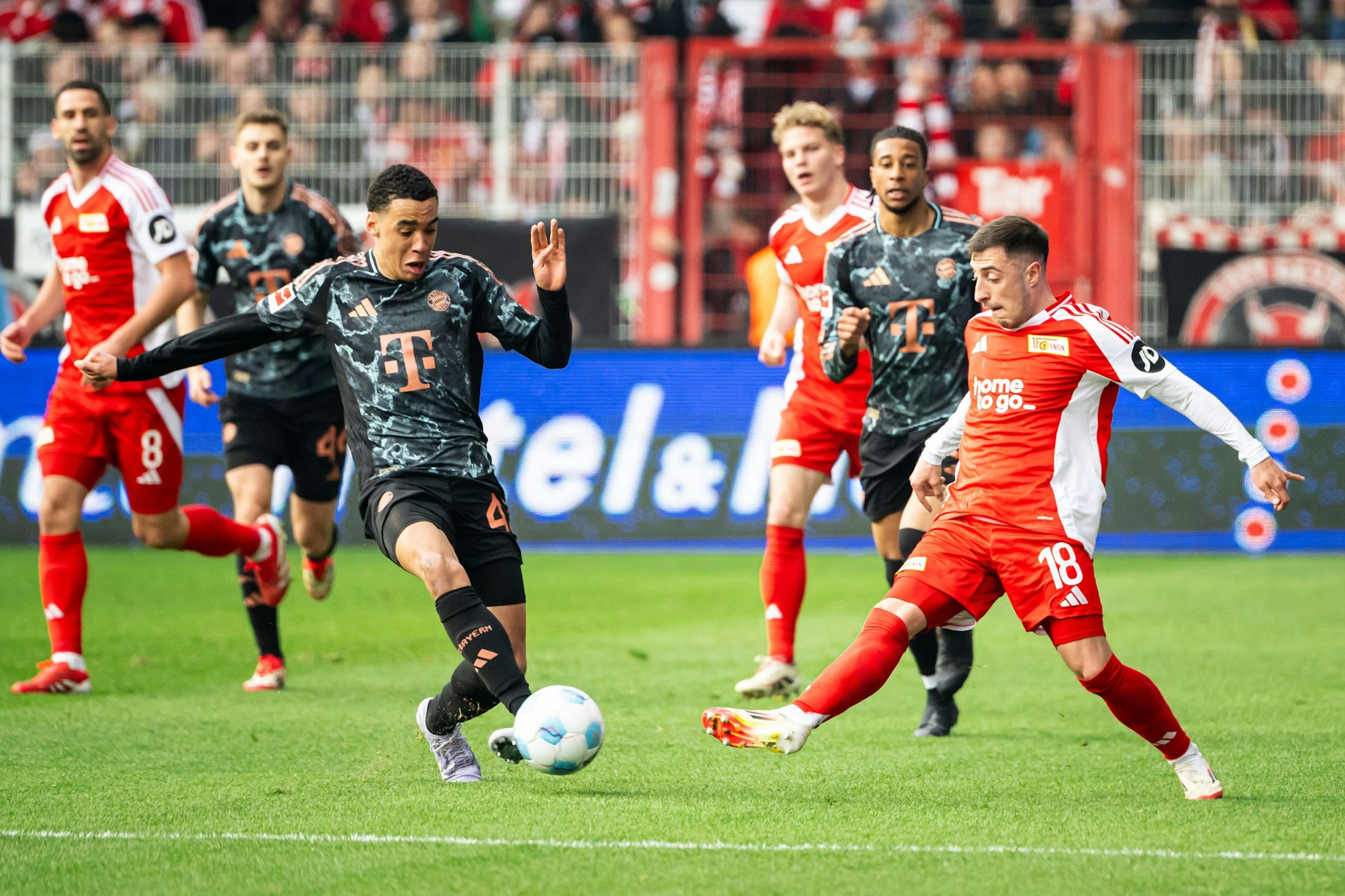 Bayern hat – hier mit Jamal Musiala (l.) – ganz oft den Ball, aber am Ende hat nur Union – hier Josip Juranovic – so richtig Spaß.