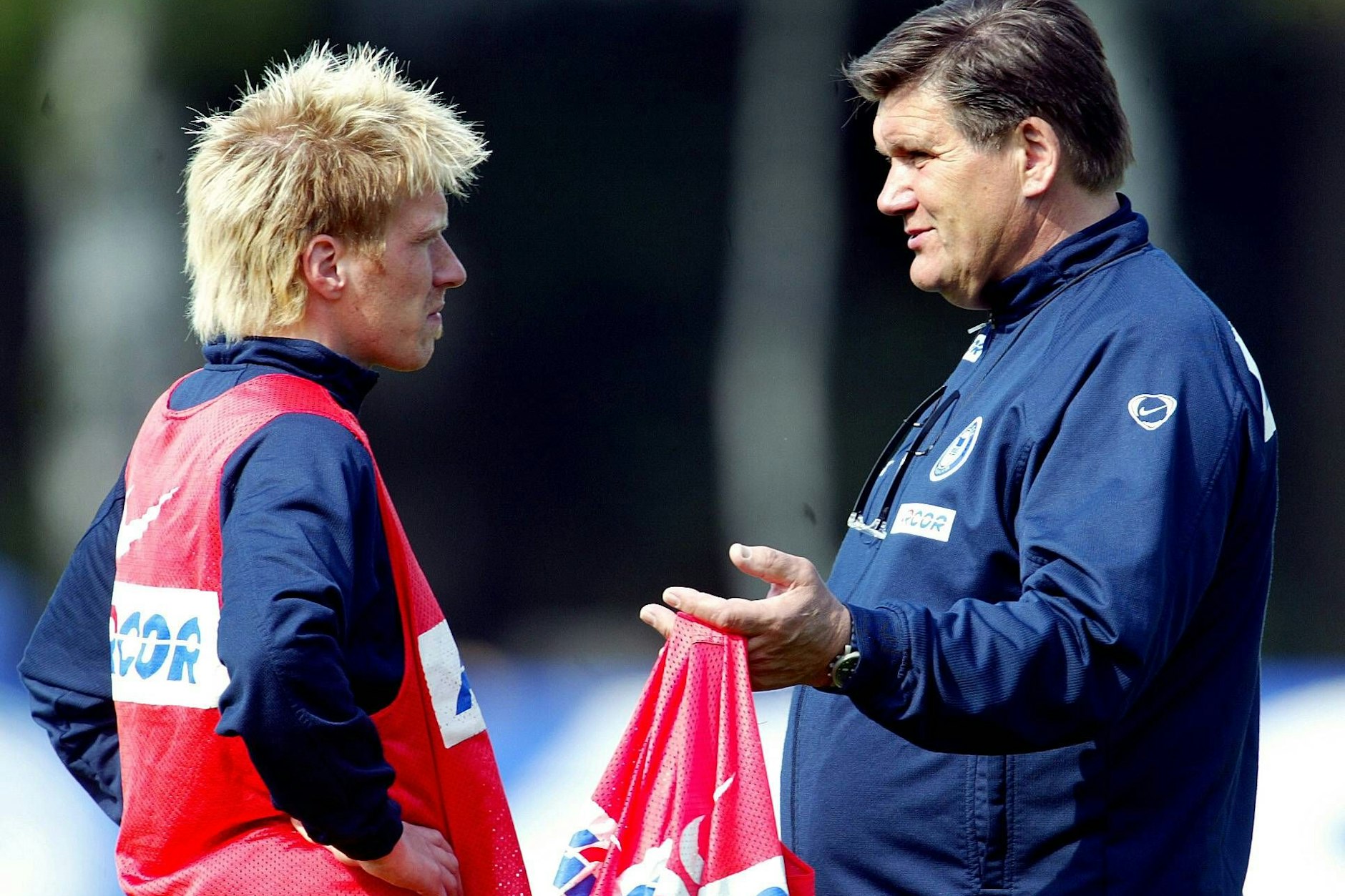 Hans Meyer (r. im Gespräch mit Andreas Zecke Neuendorf) wusste ganz genau, wie er psychologisch mit den Spielern von Hertha BSC umgehen musste.