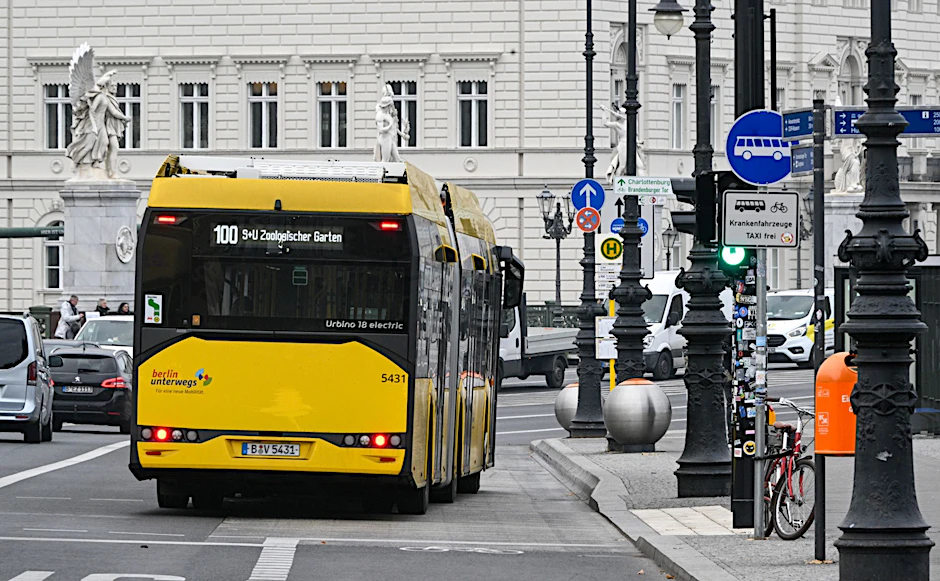 Der Bussonderfahrstreifen auf der Straße Unter den Linden bleibt nach einem Beschluss des Verwaltungsgerichts erhalten.