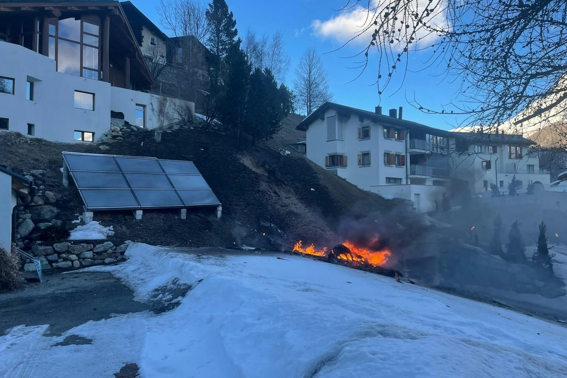 Trümmer brennen an der Absturzstelle eines Kleinflugzeugs. Beim Absturz des Kleinflugzeugs aus Dänemark sind in der Schweiz mehrere Menschen ums Leben gekommen.