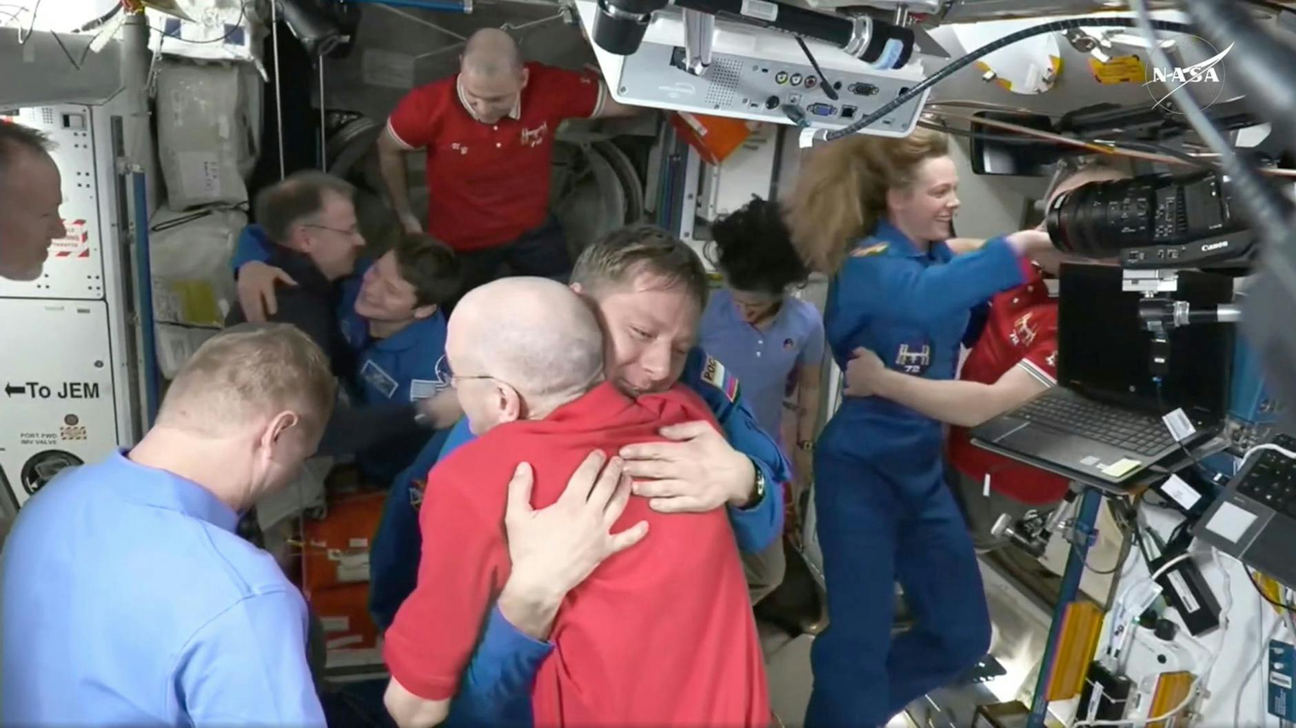 Wechsel auf der ISS. Das Video-Standbild zeigt den Astronauten Don Pettit (M,unten) der Kirill Peskov umarmt, nachdem die SpaceX-Kapsel an die Raumstation angedockt hat.