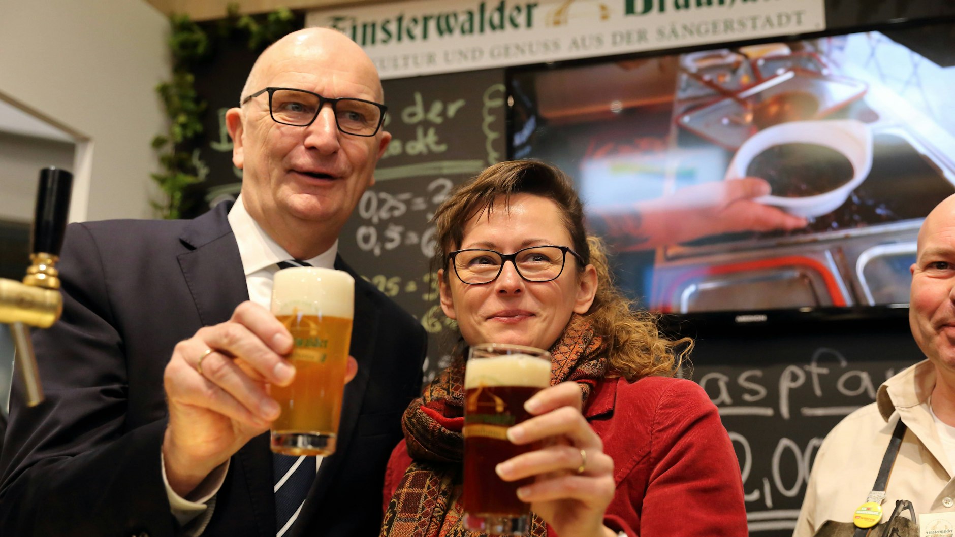 Ministerpräsident Dietmar Woidke und seine Landwirtschaftsministerin Hanka Mittelstädt prosten sich auf der Grünen Woche zu: Auch beim Thema Wolfsabschuss sind sie sich einig.