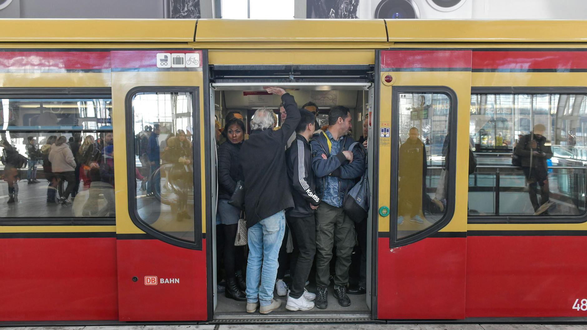 Die S-Bahnzüge werden an den BVG-Streiktagen vor allem im Berufsverkehr voll sein.