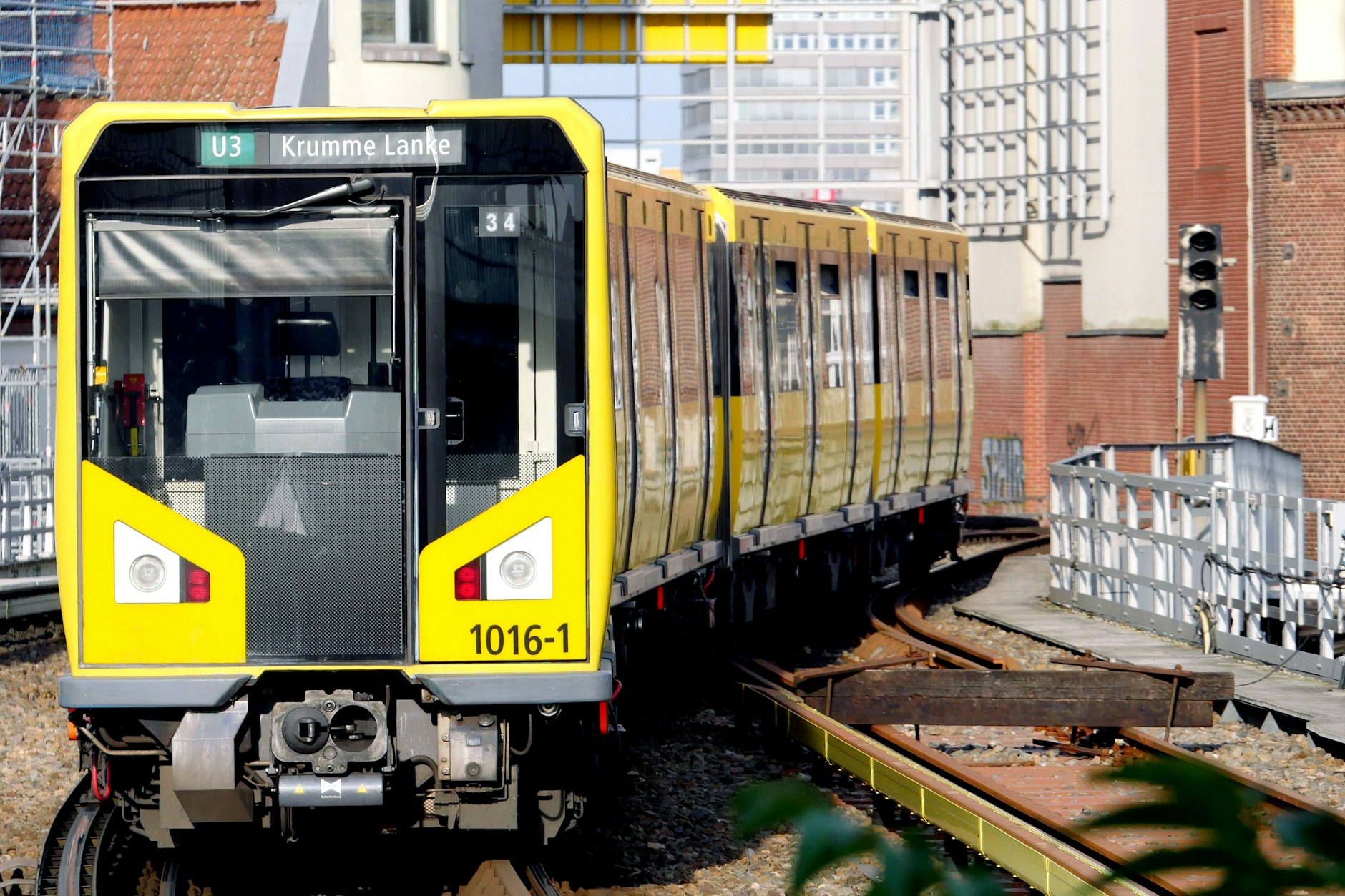 Von Ost nach (Süd-)West, quer durch die Stadt: Eine U-Bahn der Linie U3 unterwegs nach Krumme Lanke, seit 1929 Endbahnhof der Strecke. Künftig sollen die Züge nach Mexikoplatz fahren.