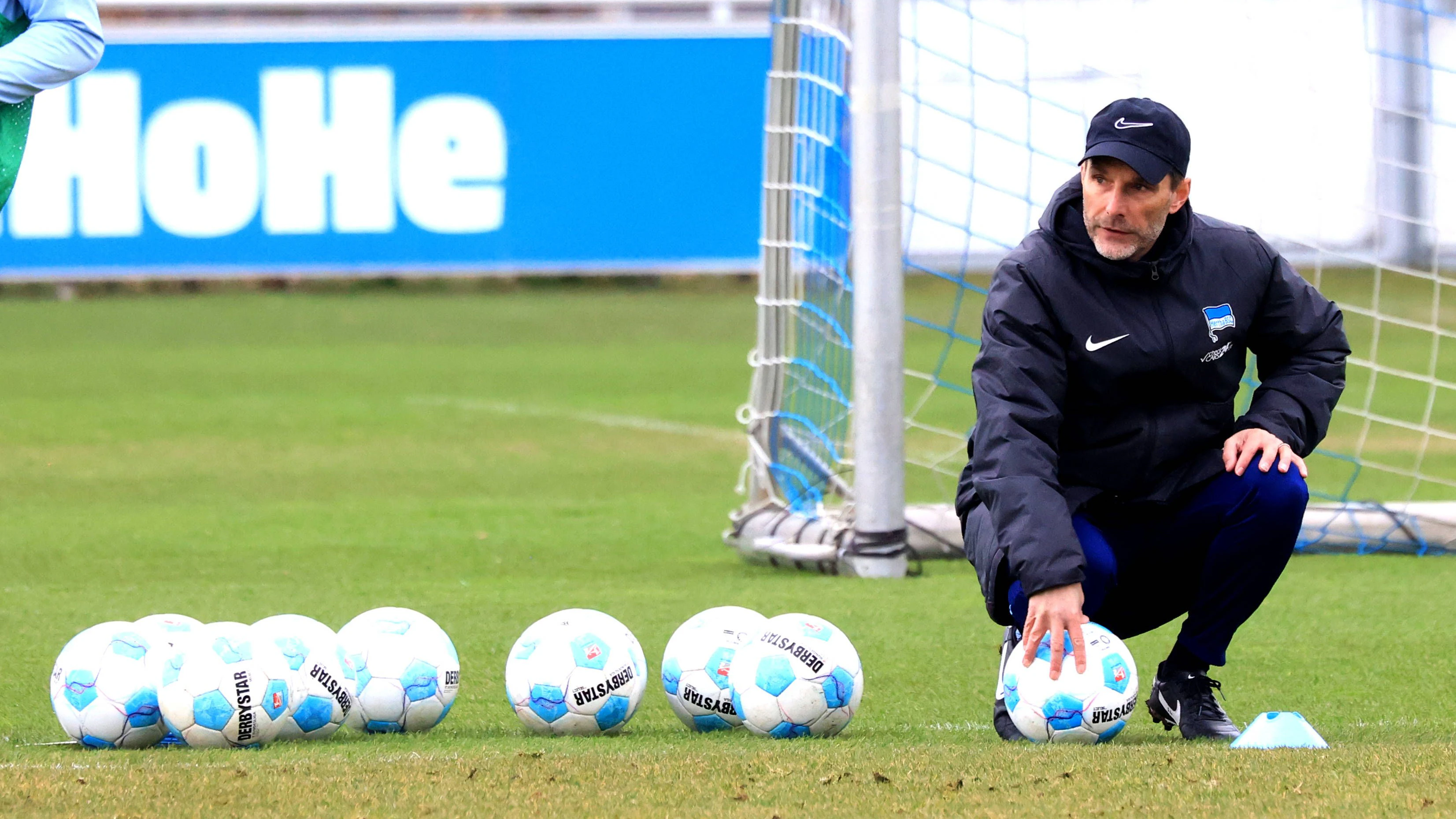 Hertha-Trainer Stefan Leitl muss nicht die Bälle beschwören, er muss in die Köpfe seiner Spieler kommen.