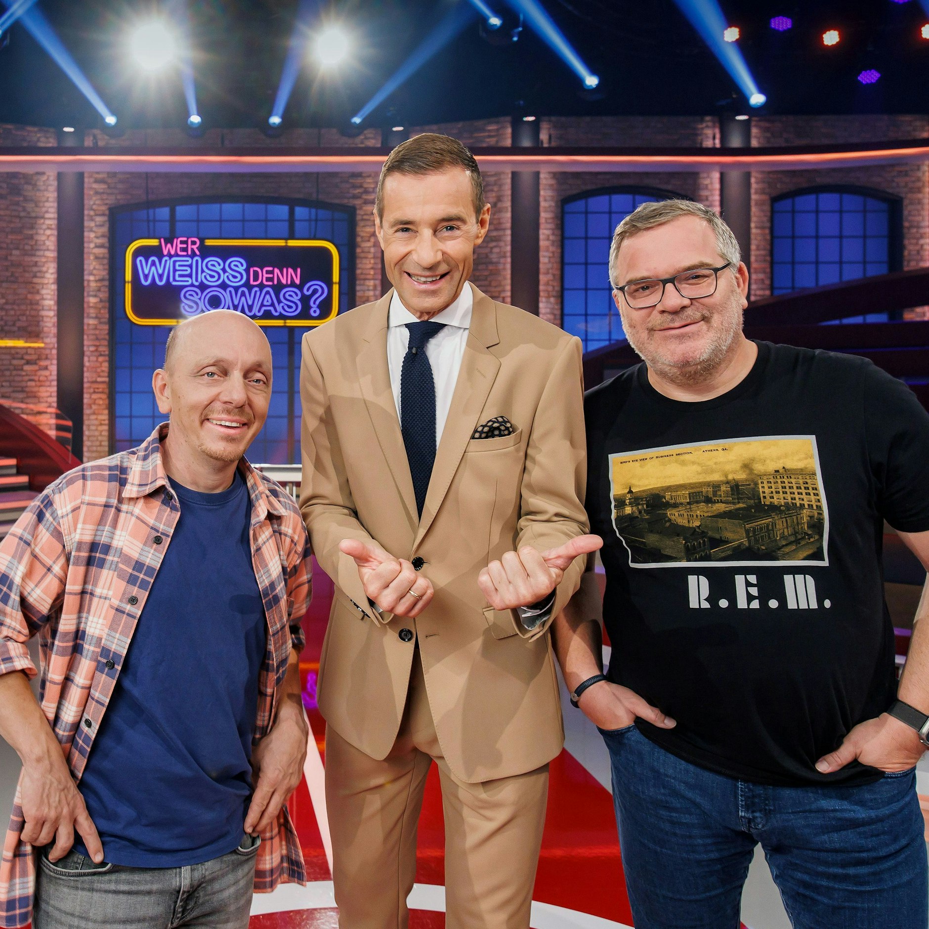 „Wer weiß denn sowas?“-Moderator Kai Pflaume und die beiden Teamkapitäne Bernhard Hoëcker und Elton.