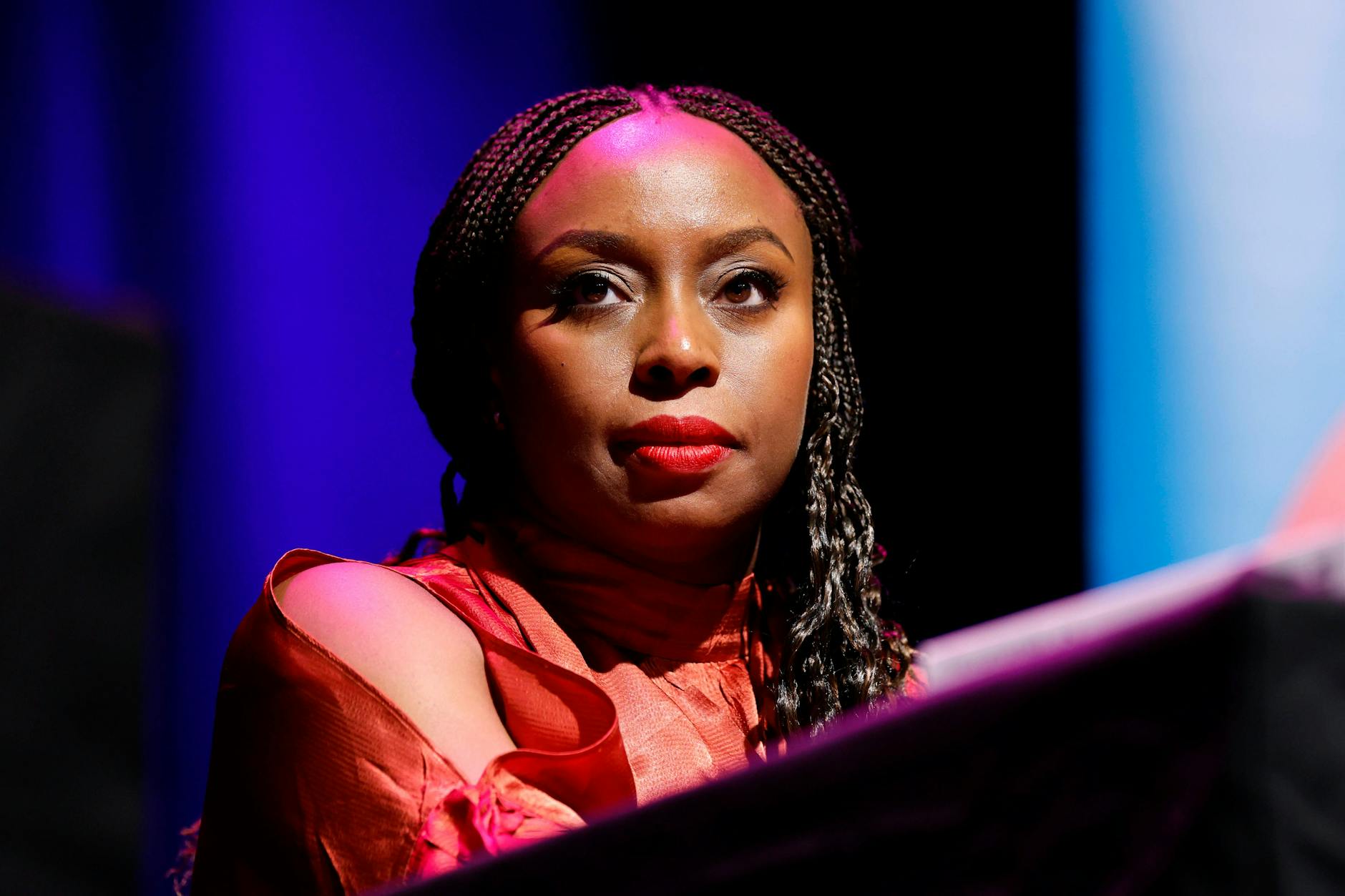 Chimamanda Ngozi Adichies neuer Roman erschien zeitgleich auf Deutsch und Englisch. Gerade ist sie in Deutschland zu Gast, hier ein Bild des Festivals Lit.Cologne von Dienstagabend.