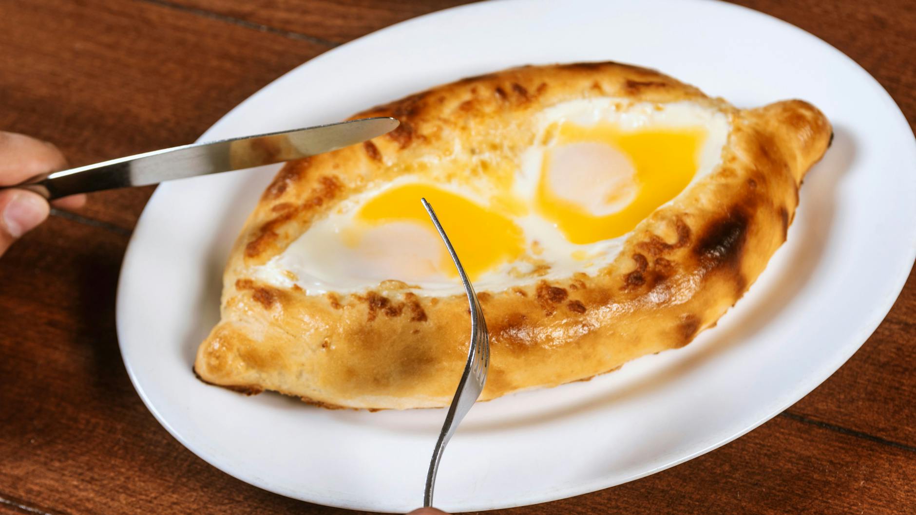 Das Tolle am Khachapuri: Das Ei wird beim Essen mit dem Käse vermischt - und so wird die Füllung gleich zum Dip für das Brot. Sie werden das Rezept lieben!