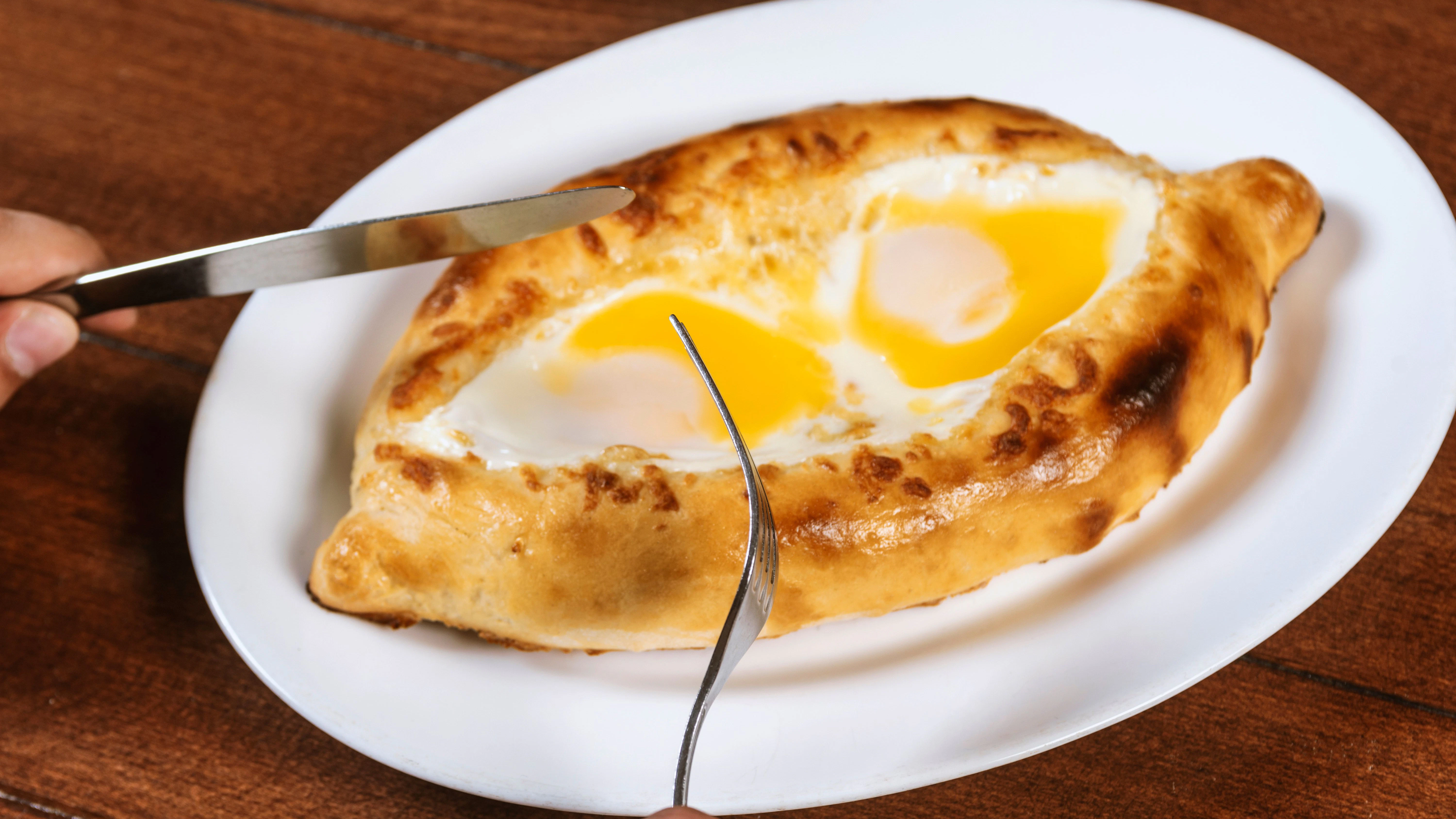 Das Tolle am Khachapuri: Das Ei wird beim Essen mit dem Käse vermischt - und so wird die Füllung gleich zum Dip für das Brot. Sie werden das Rezept lieben!