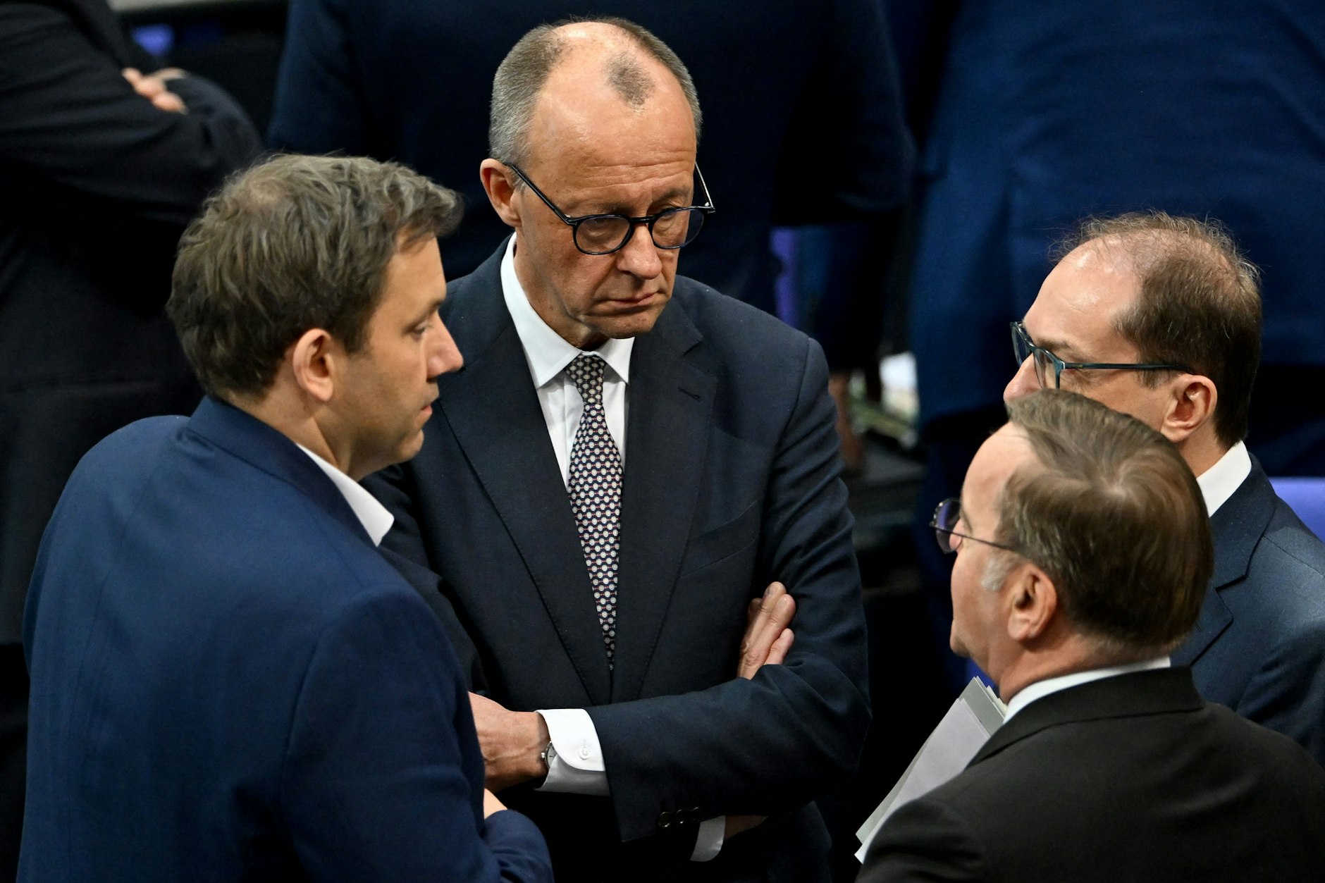 Friedrich Merz mit SPD-Parteichef Lars Klingbeil (l.), Boris Pistorius (2.v.r.) und Alexander Dobrindt