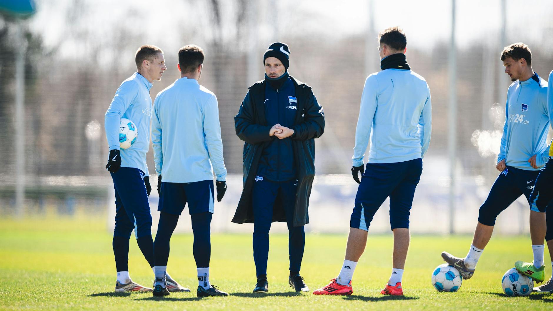 Trainer Stefan Leitl spricht während des Trainings von Hertha BSC mit den Spielern.