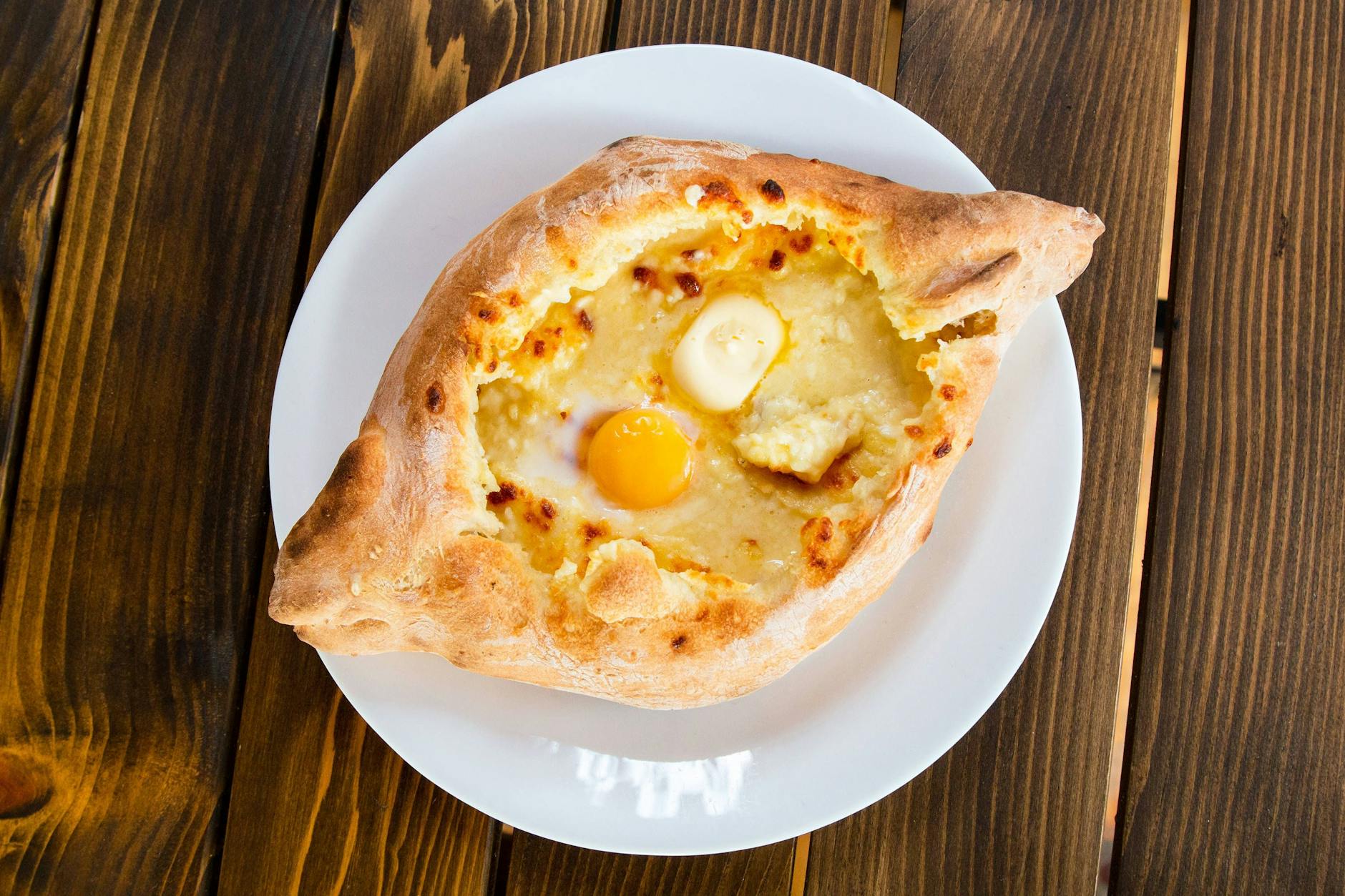 Leckeres Khachapuri: Das Käsebrot mit Ei wird in Das große Promibacken zur technischen Prüfung.