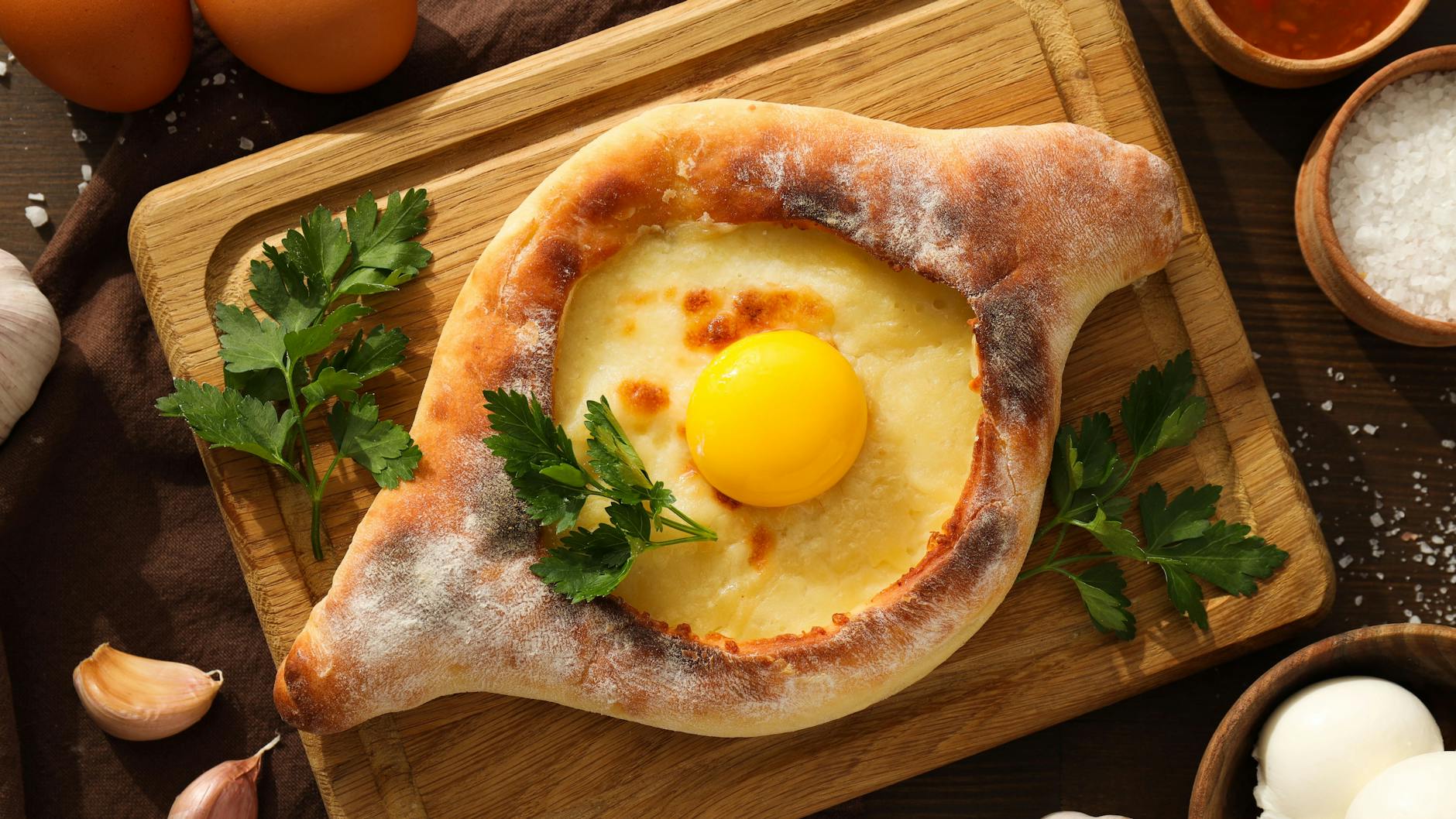 Khachapuri mit Käse und Ei ist ein tolles Gericht aus Georgien. Mit unserem Rezept backen Sie ein Khachapuri wie in „Das große Promibacken“.