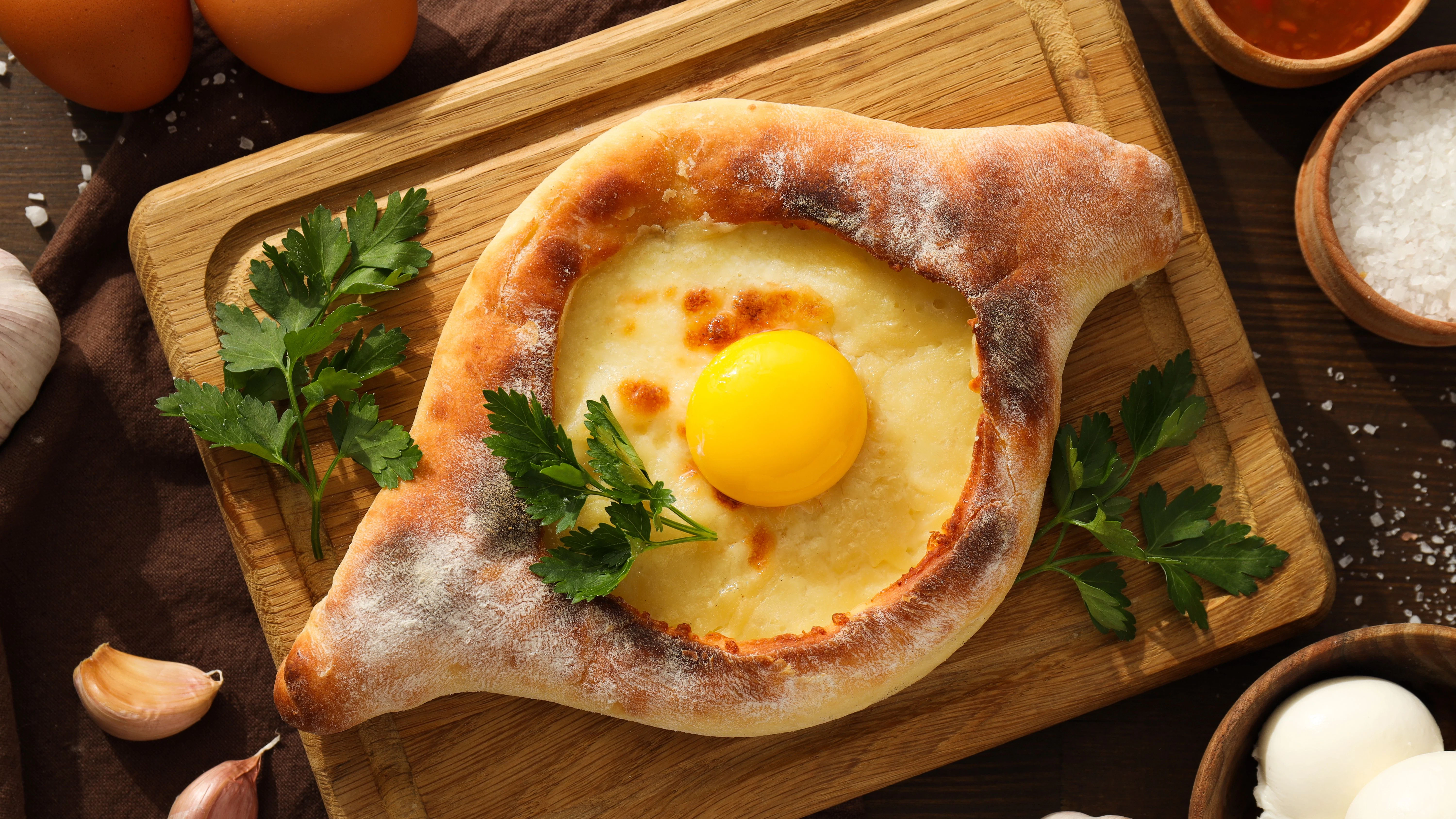 Khachapuri mit Käse und Ei ist ein tolles Gericht aus Georgien. Mit unserem Rezept backen Sie ein Khachapuri wie in „Das große Promibacken“.