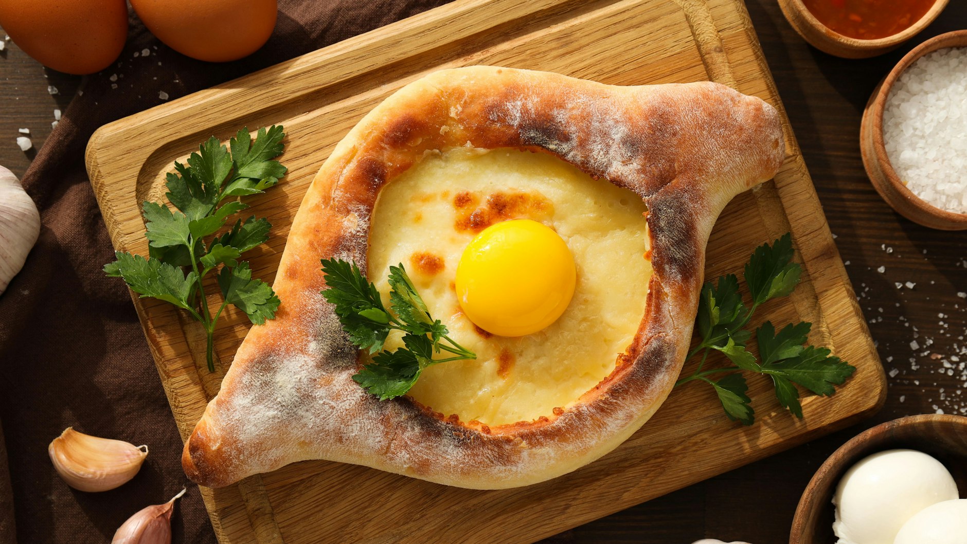 Khachapuri mit Käse und Ei ist ein tolles Gericht aus Georgien. Mit unserem Rezept backen Sie ein Khachapuri wie in „Das große Promibacken“.