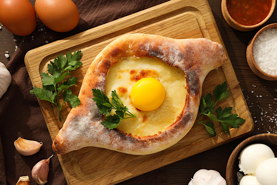 Leckeres Khachapuri: Das Käsebrot mit Ei wird in Das große Promibacken zur technischen Prüfung.