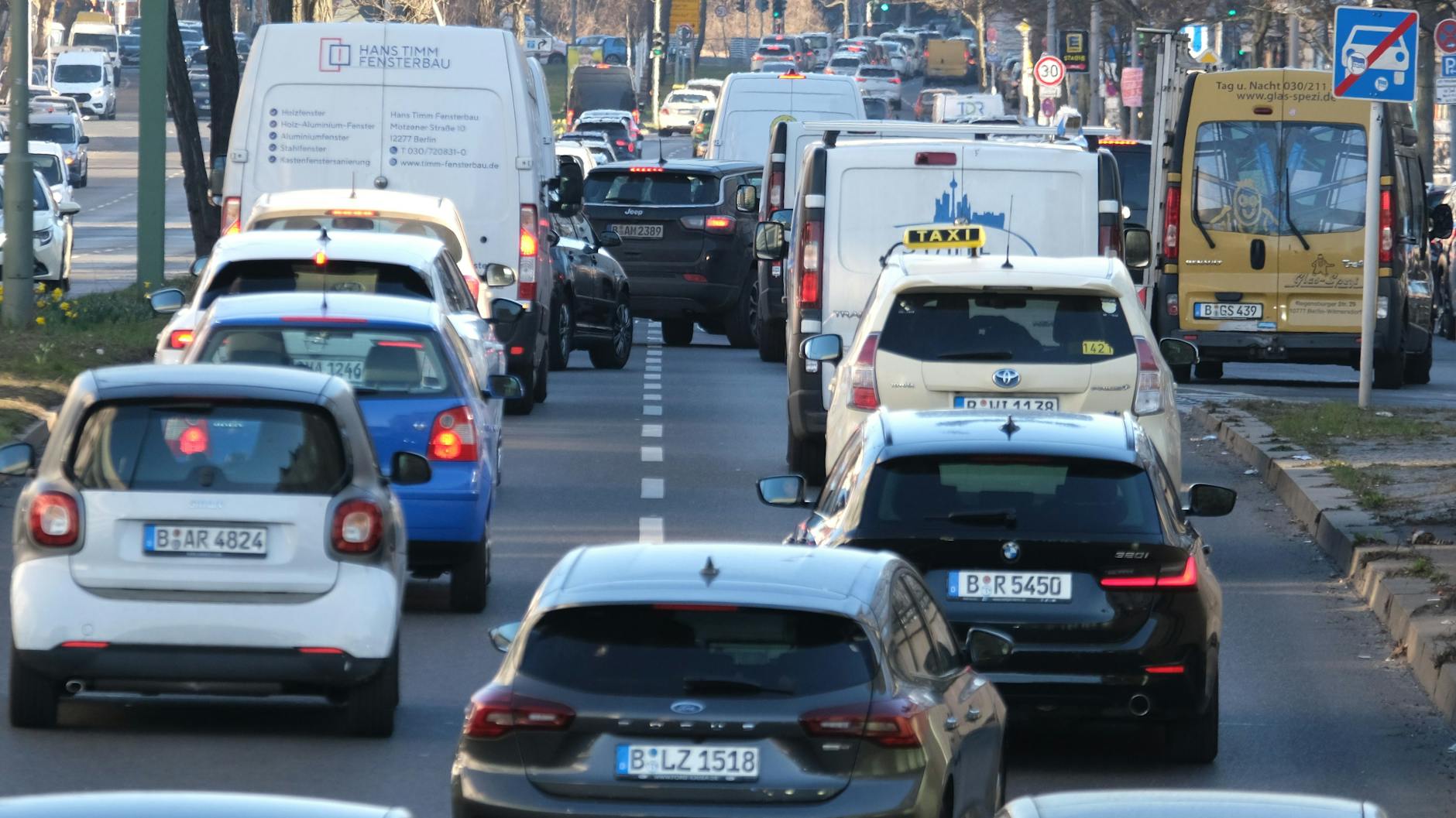 Bei der BVG wird gestreikt und schon sind am Mittwoch die Straßen volle als sonst. Hier staut es sich auf der Bundesallee in Berlin-Wilmersdorf.