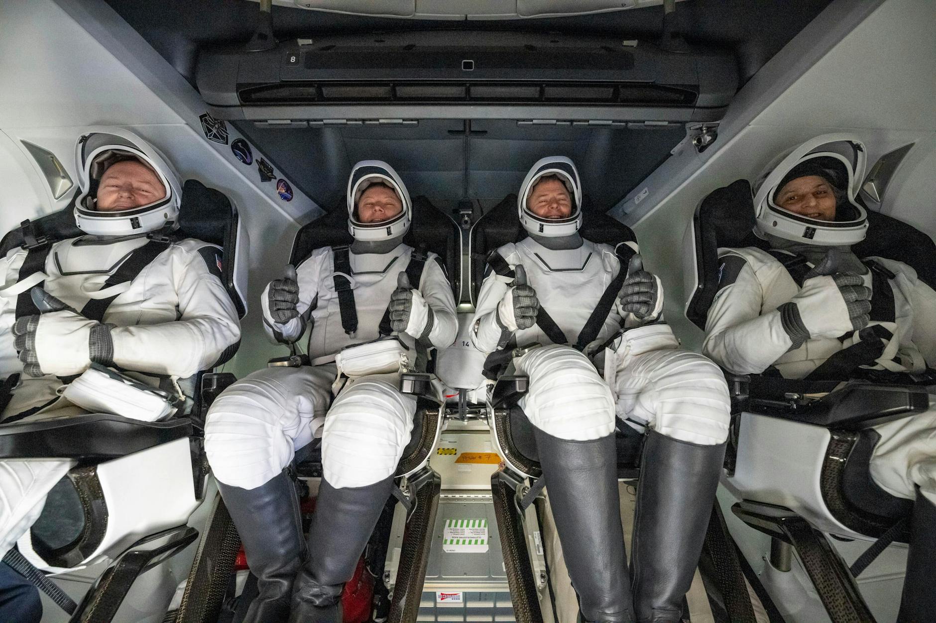NASA-Astronaut Butch Wilmore (v.l.n.r.), der russische Kosmonaut Alexander Gorbunow und die NASA-Astronauten Nick Hague und Suni Williams in der SpaceX-Kapsel Crew Dragon.