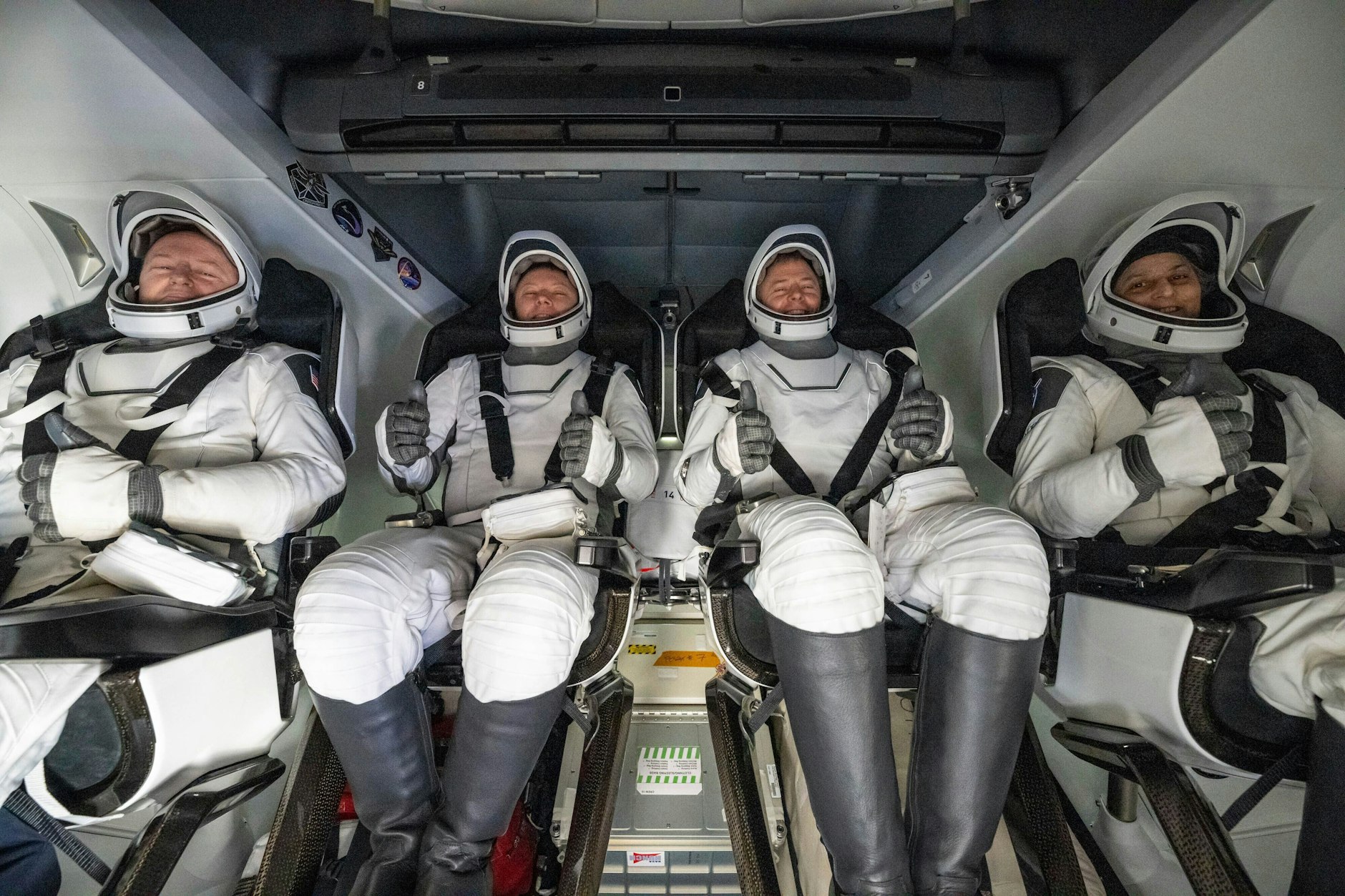 NASA-Astronaut Butch Wilmore (v.l.n.r.), der russische Kosmonaut Alexander Gorbunow und die NASA-Astronauten Nick Hague und Suni Williams in der SpaceX-Kapsel Crew Dragon.