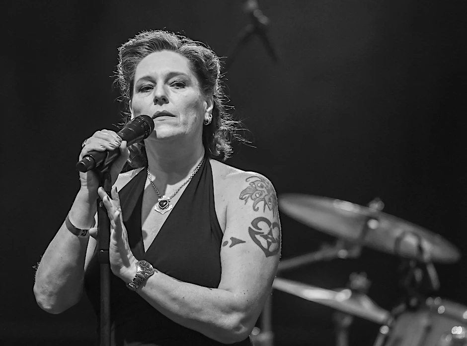 Sängerin AnNa R. (1969–2025) auf Schloss Neuhardenberg, bei einem Konzert im Jahre 2022