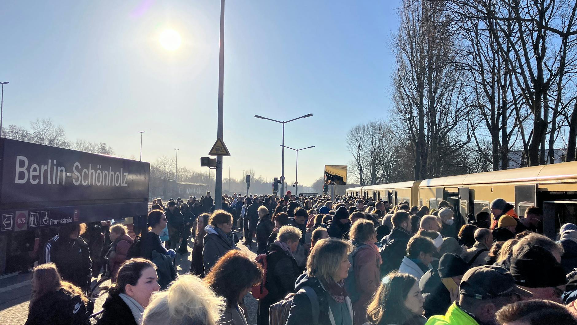 Übervolle S-Bahnzüge wegen des BVG-Streikes. Dichtes Gedränge der Fahrgäste herrschte auch am S-Bahnhof Schönholz.