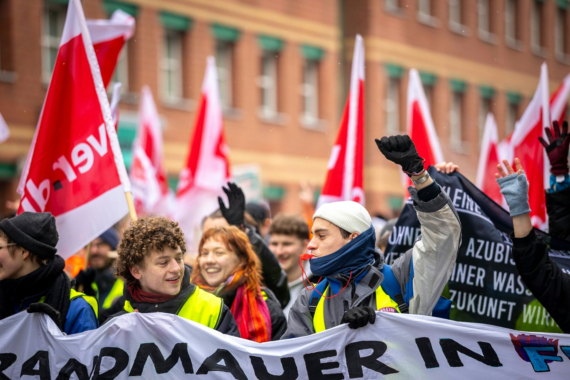 Großdemonstration zum Tarif-Streik von Charité und Vivantes der Gewerkschaft Verdi in Berlin im Februar
