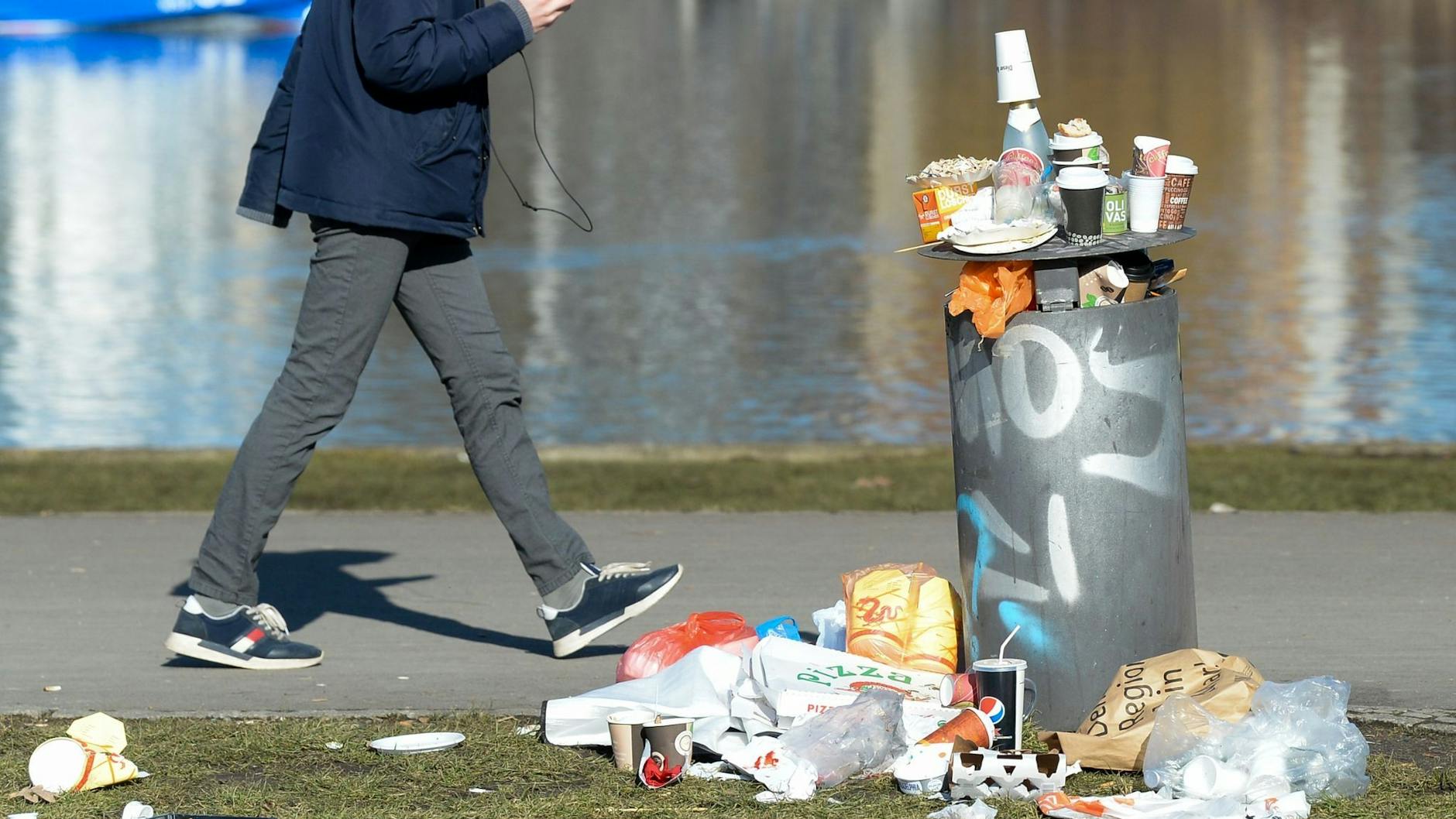 Kein seltenes Bild in Berlin: Neben einem Mülleimer liegt Partymüll.