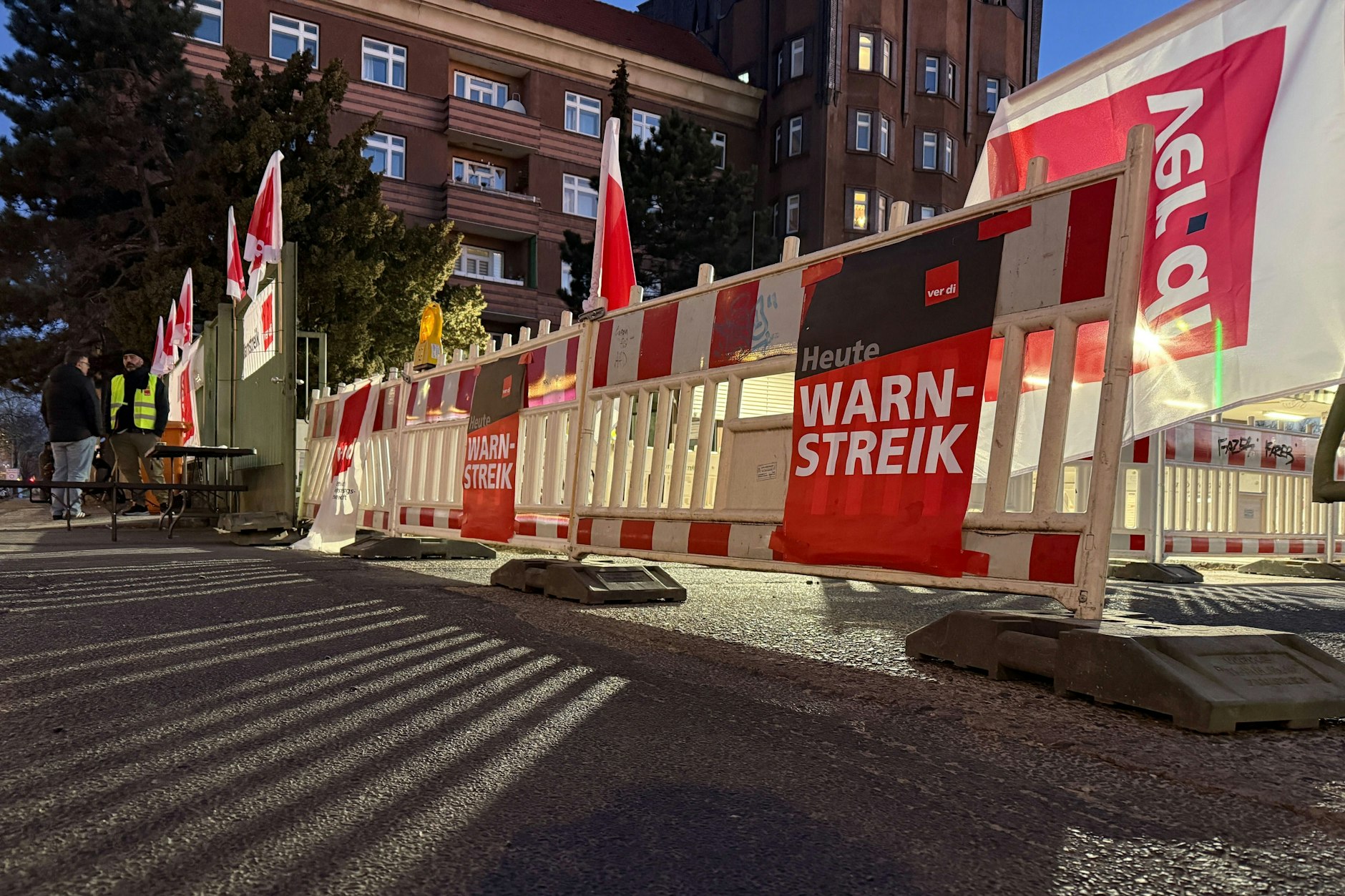 Das Bus-Depot an der Müllerstraße ist seit 3 Uhr verrammelt.&nbsp; Bis Freitag, 3 Uhr, soll der aktuelle Warnstreik bei der BVG dauern.