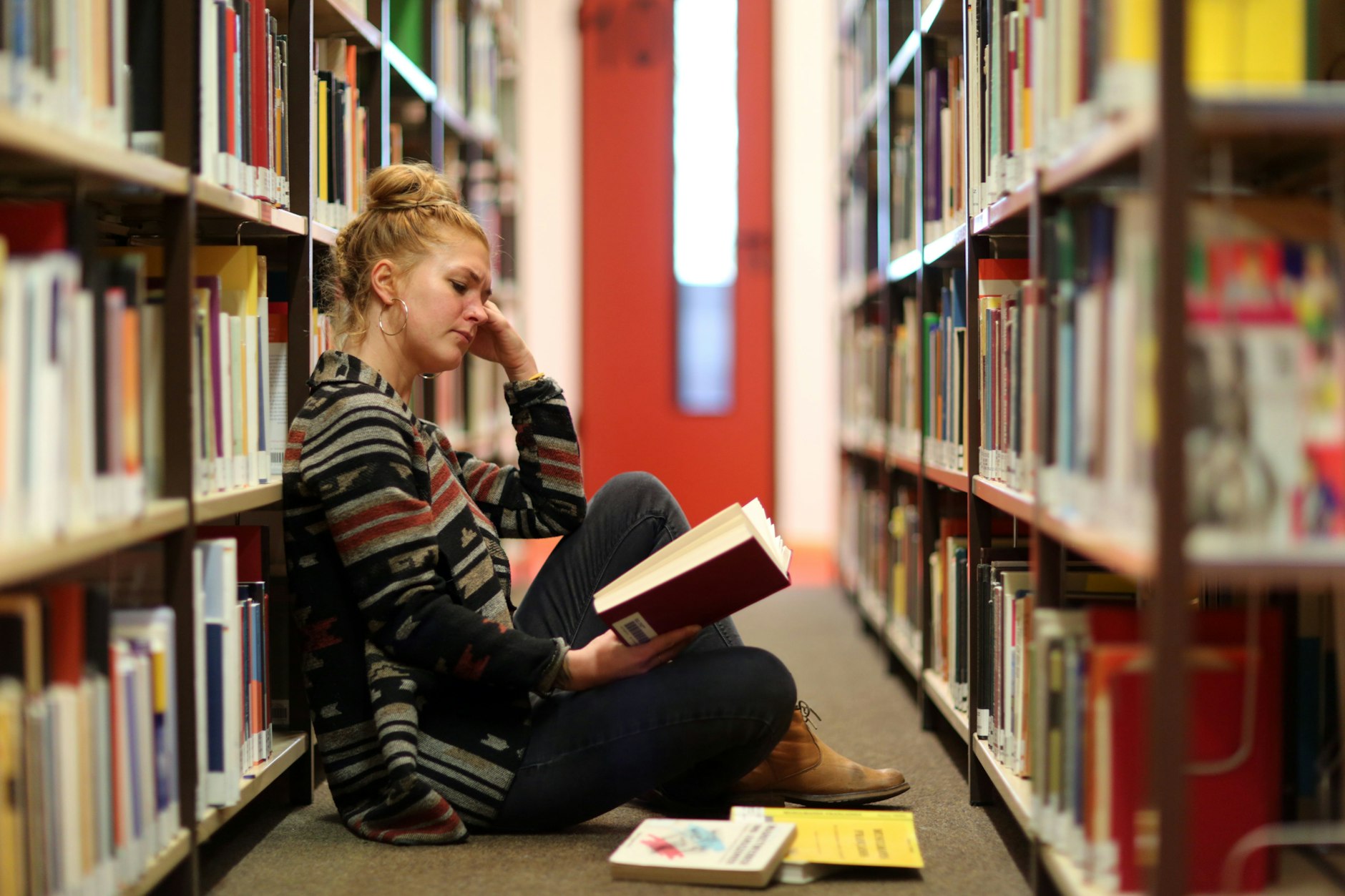 Was für ein Vergnügen: in Ruhe lesen. Leider ist das in meiner Bibliothek nicht immer möglich.