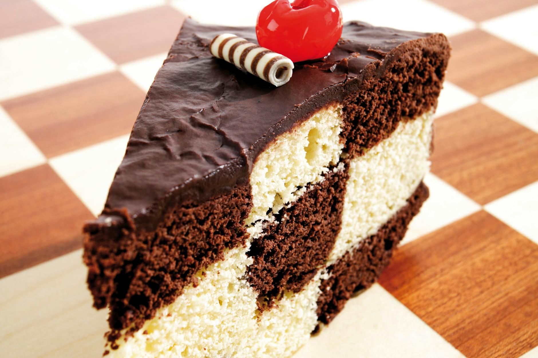 Eine Schachbrett-Torte zu backen ist nicht schwer, es braucht nur etwas mehr Geduld.