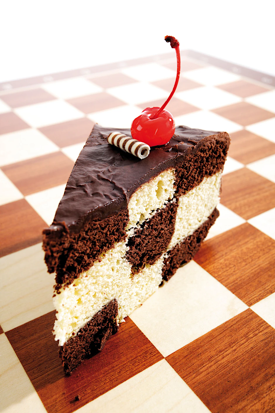 Eine Schachbrett-Torte zu backen ist nicht schwer, es braucht nur etwas mehr Geduld.