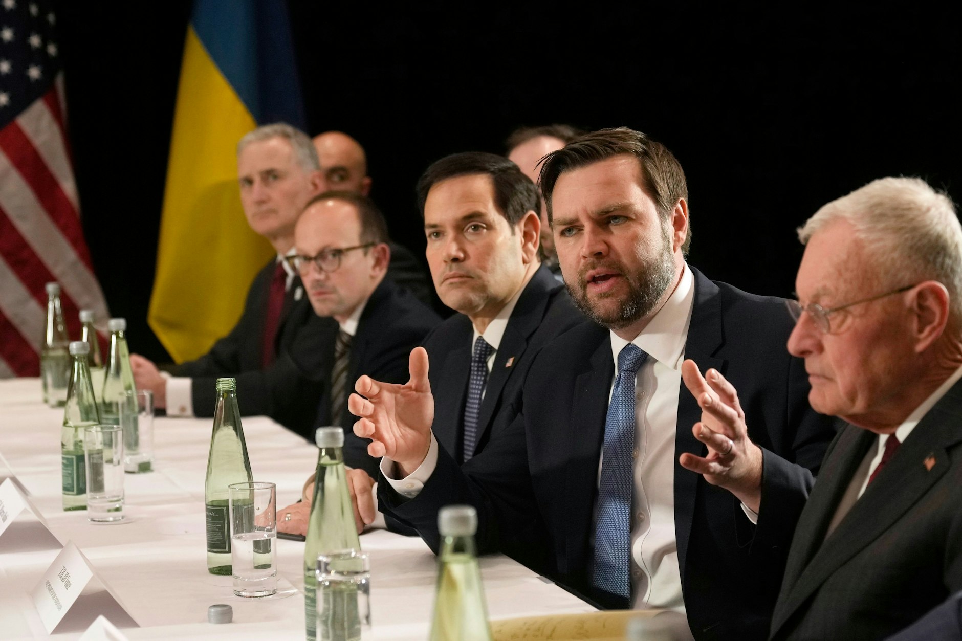 J.D. Vance (2.v.r), Vizepräsident der USA, spricht neben US-Außenminister Marco Rubio (M.) bei einem Treffen mit dem ukrainischen Präsidenten Selenskyj am Rande der Münchner Sicherheitskonferenz.