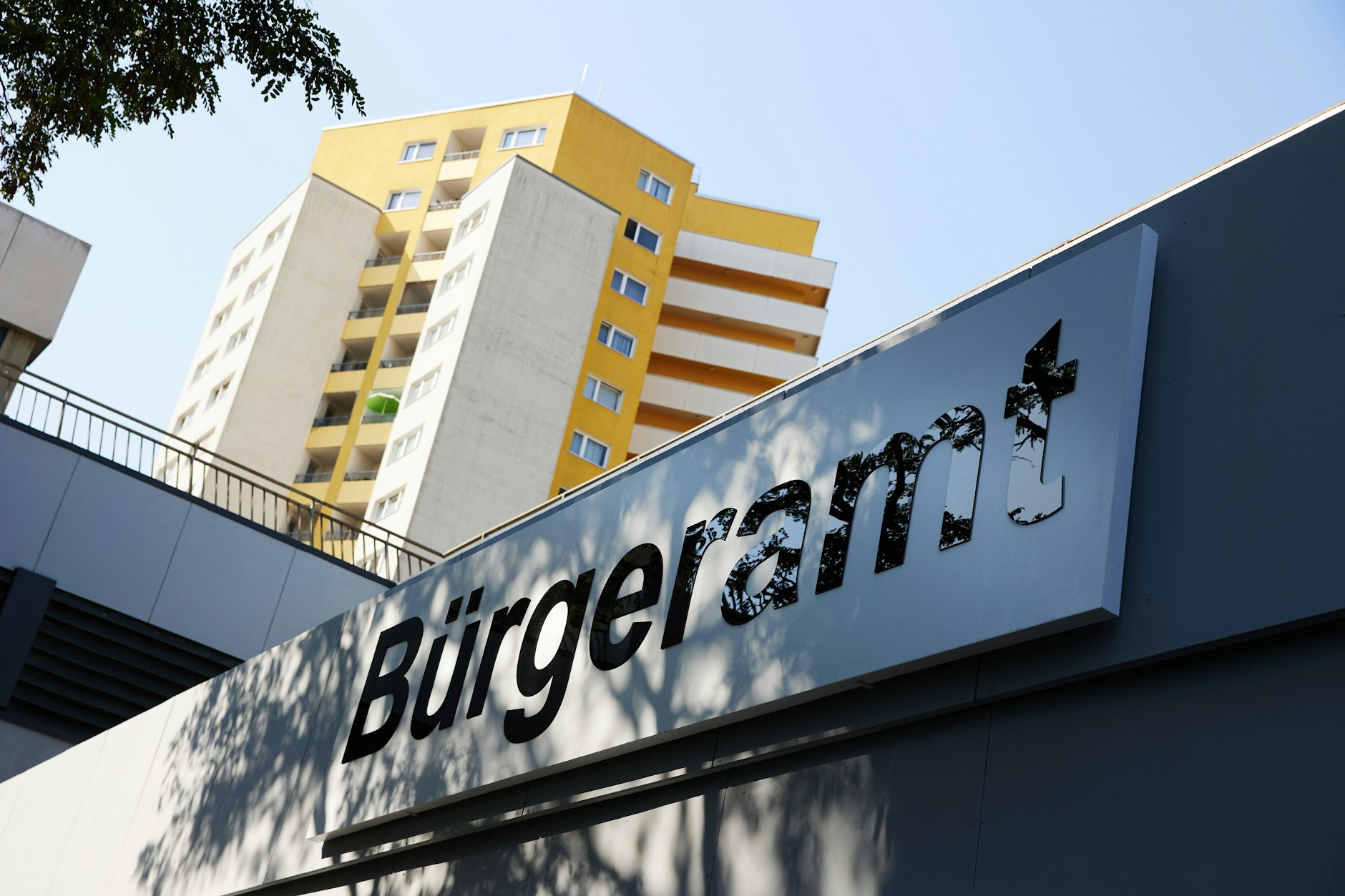 Die Hoffnung stirbt zuletzt: In Berlins Bürgerämtern sind Termine Bückware.