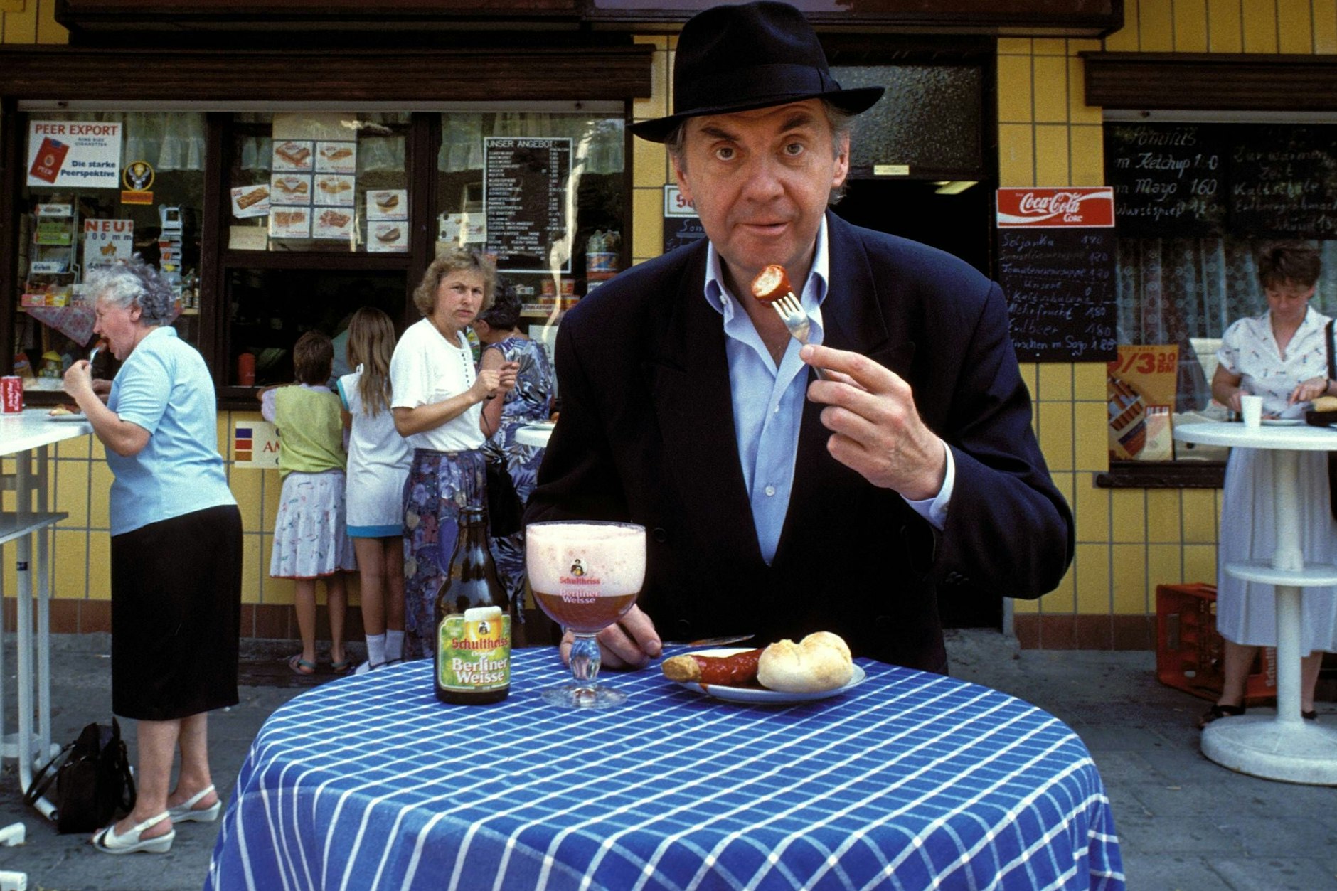 Harald Juhnke beim Berliner Imbiss Konnopke’s