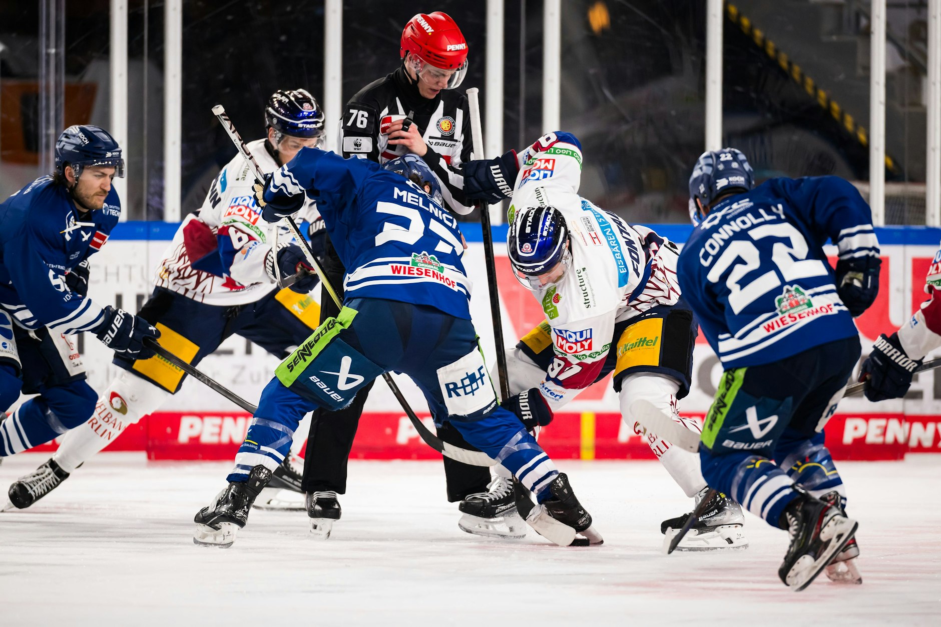 Josh Melnick von den Straubing Tigers und Gabriel Fontaine von den Eisbären Berlin beim Bully.
