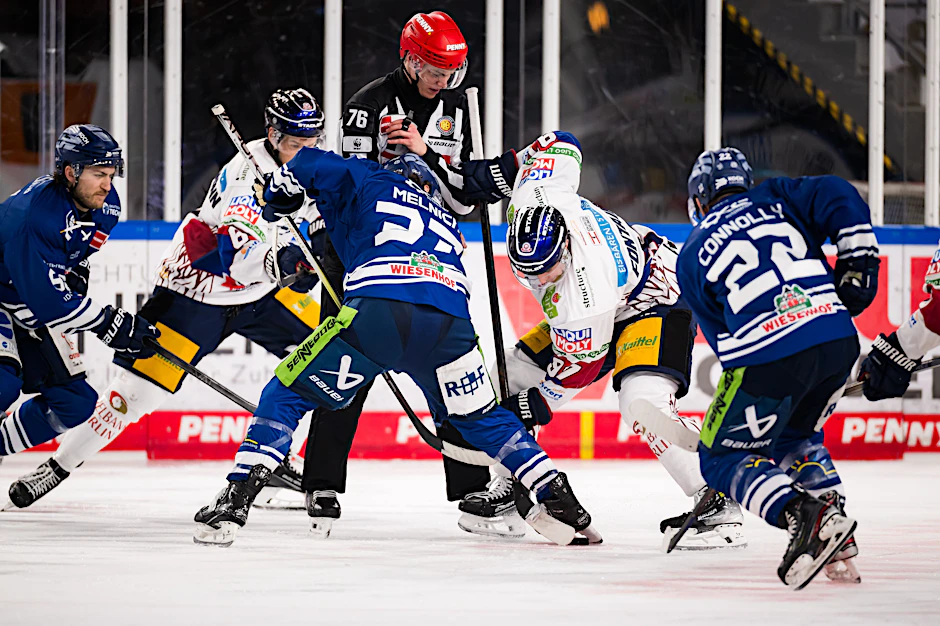 Josh Melnick von den Straubing Tigers und Gabriel Fontaine von den Eisbären Berlin beim Bully.