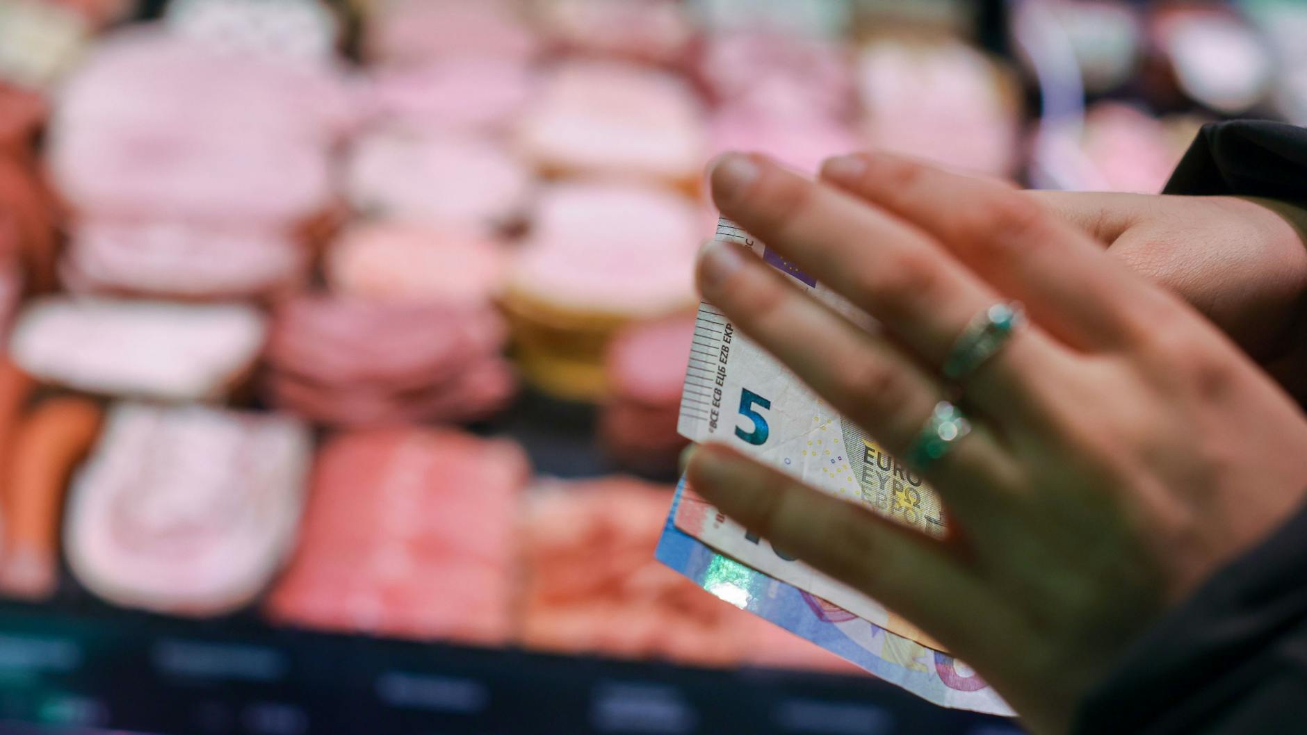 An der Supermarktkasse Bargeld abheben geht mittlerweile in vielen Läden.