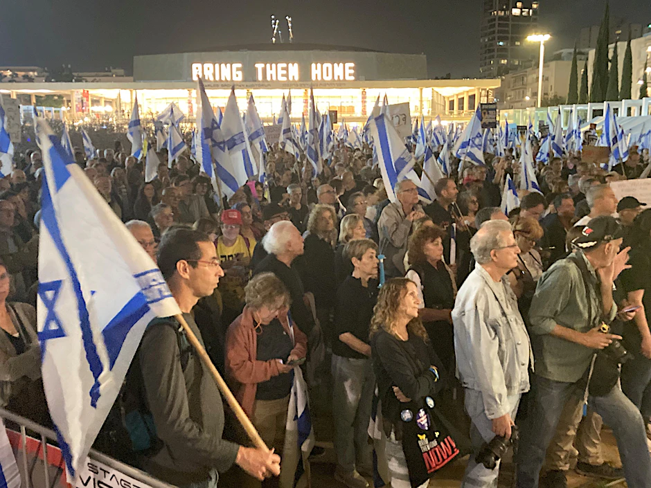 Tausende protestieren vor dem Kadima-Theater in Tel Aviv gegen die Regierung und zeigen ihre Solidarität mit den Geiseln und ihren Familien.