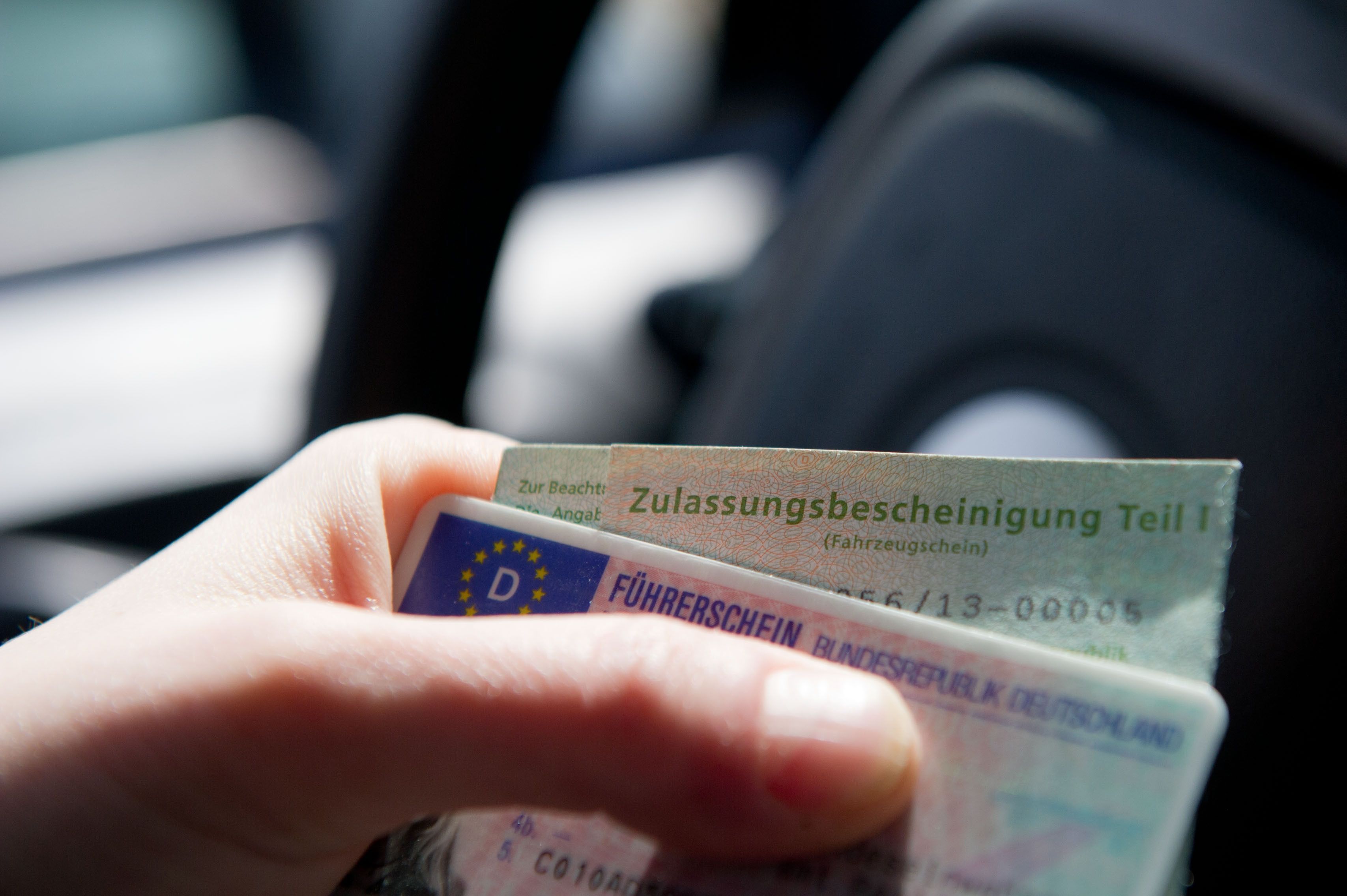 Weniger Elterngeld, Blitzer-Marathon, Fahrzeugschein auf App – das ändert sich im April