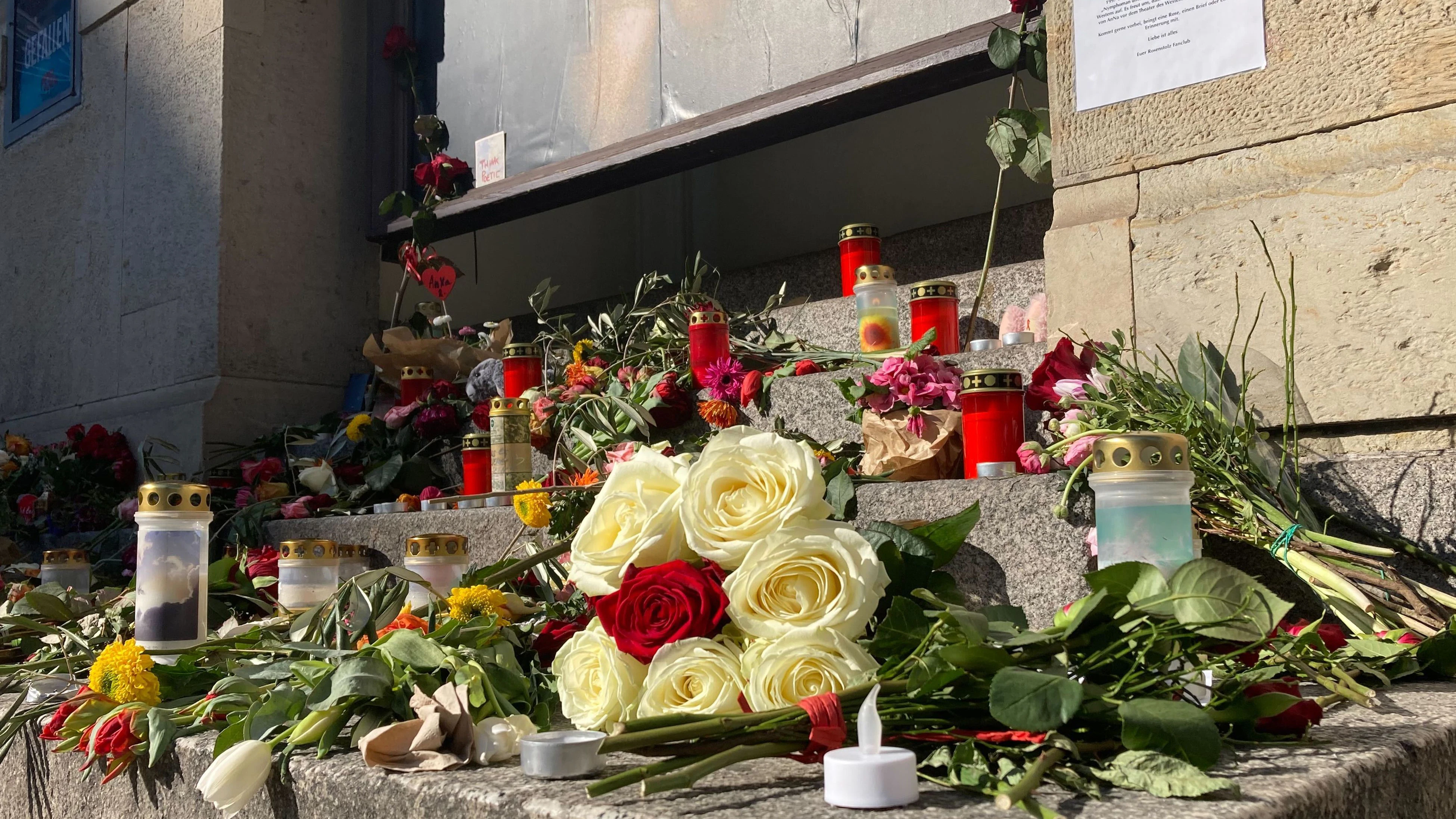 Trauer nach dem Tod von Rosenstolz-Star AnNa R.: Am Gedenkort vor dem Theater des Westens legten Fans Blumen nieder und zündeten Kerzen an.