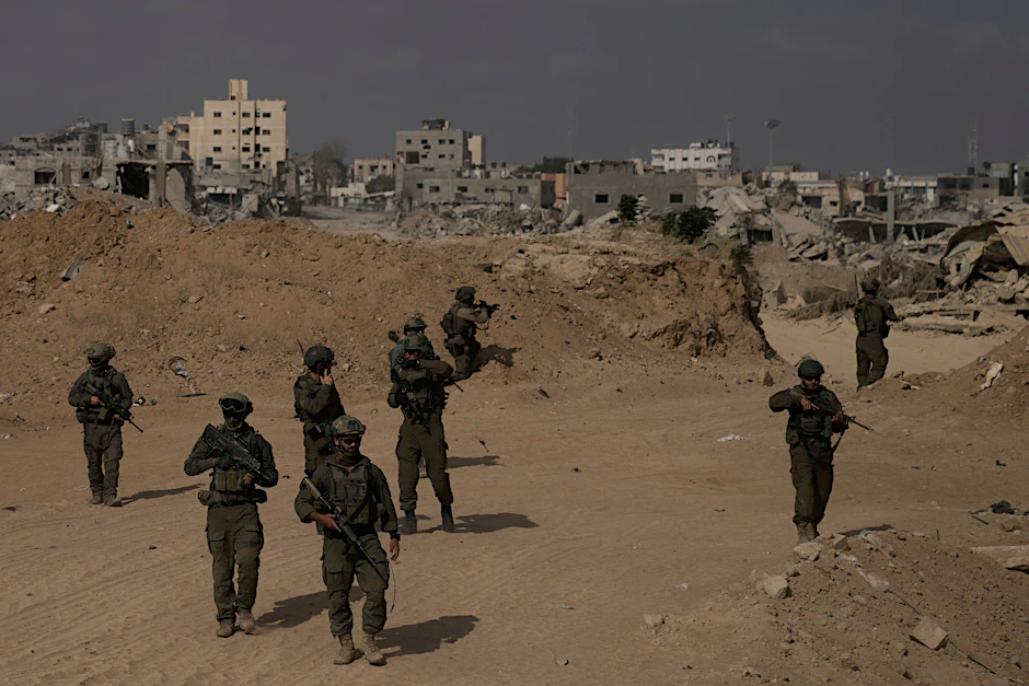 Israelische Soldaten nehmen während einer Bodenoperation im September 2024 im südlichen Gazastreifen Stellung ein.
