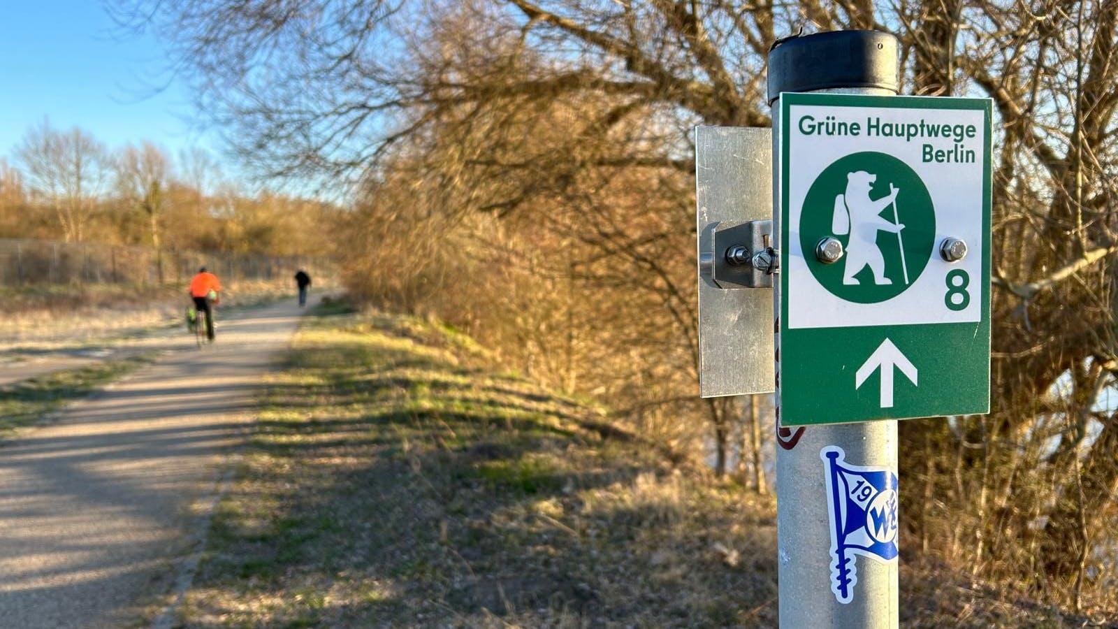 Der Berliner Wanderweg mit der Nummer 8 ist der Kaulsdorfer Weg – er führt unter anderem am Biesdorfer Baggersee vorbei. Hier gibt es bereits neue Schilder.